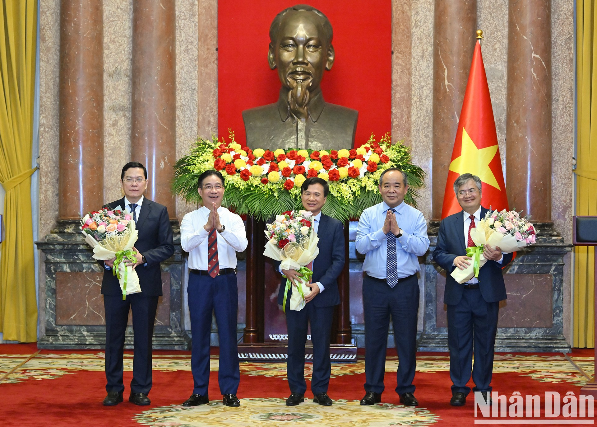 El jefe de la Oficina Presidencial, Le Khanh Hai, felicita a los designados. El jefe de la Oficina Presidencial, Le Khanh Hai, felicita a los designados.
