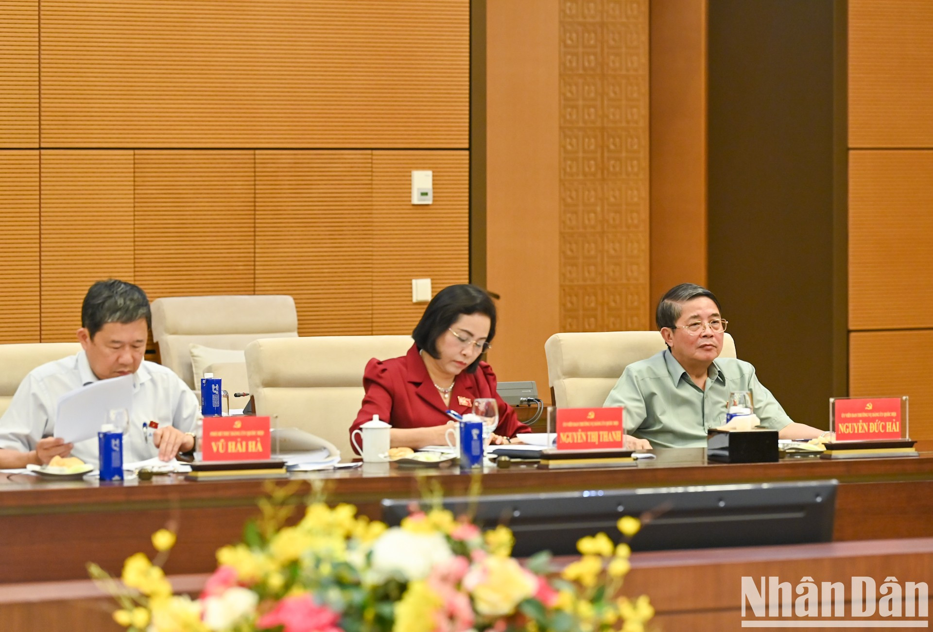 Asistentes a la reunión. Asistentes a la reunión.
