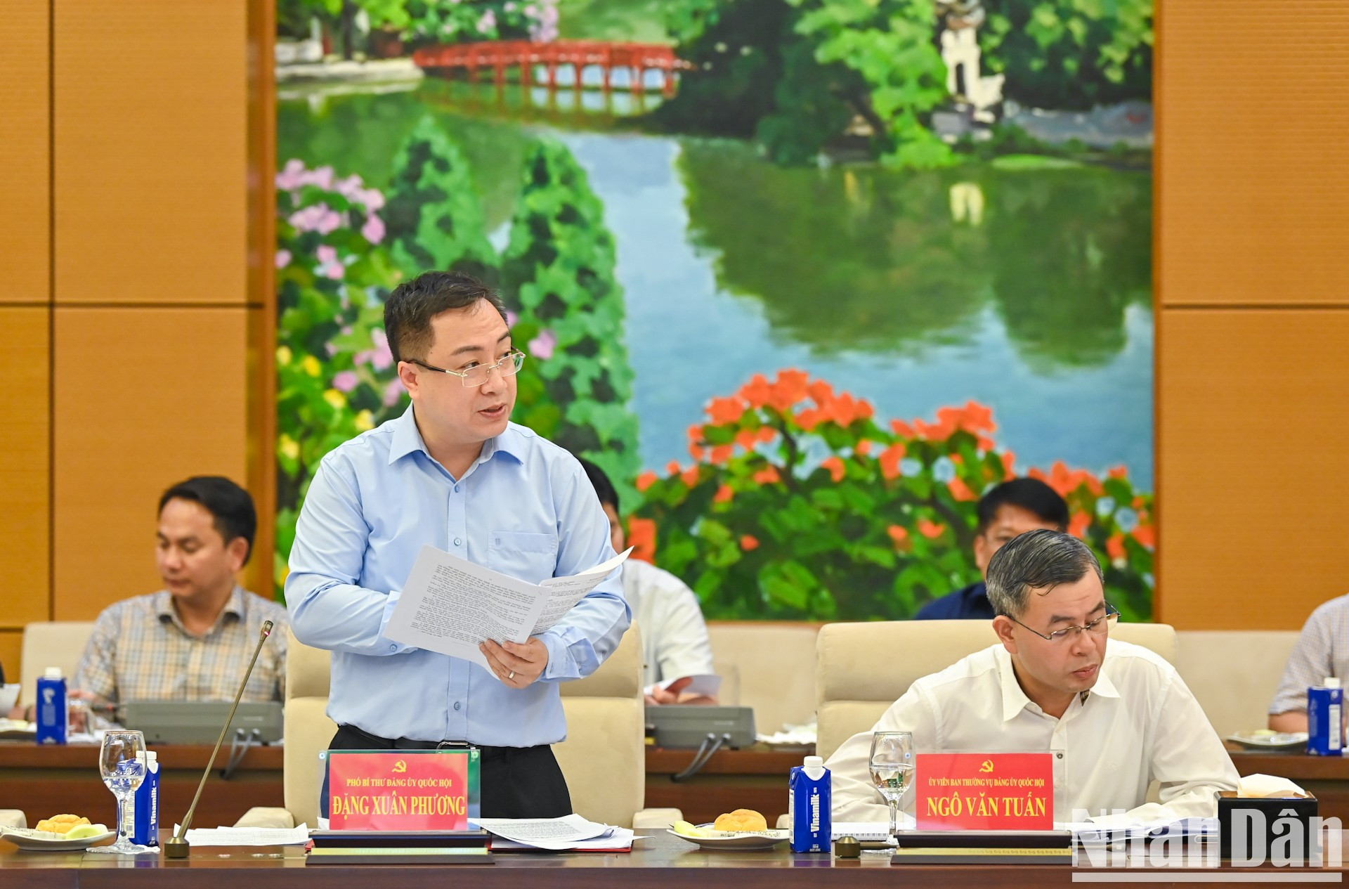 El vicesecretario del Comité partidista de la Asamblea Nacional Dang Xuan Phuong habla en el evento. El vicesecretario del Comité partidista de la Asamblea Nacional Dang Xuan Phuong habla en el evento.