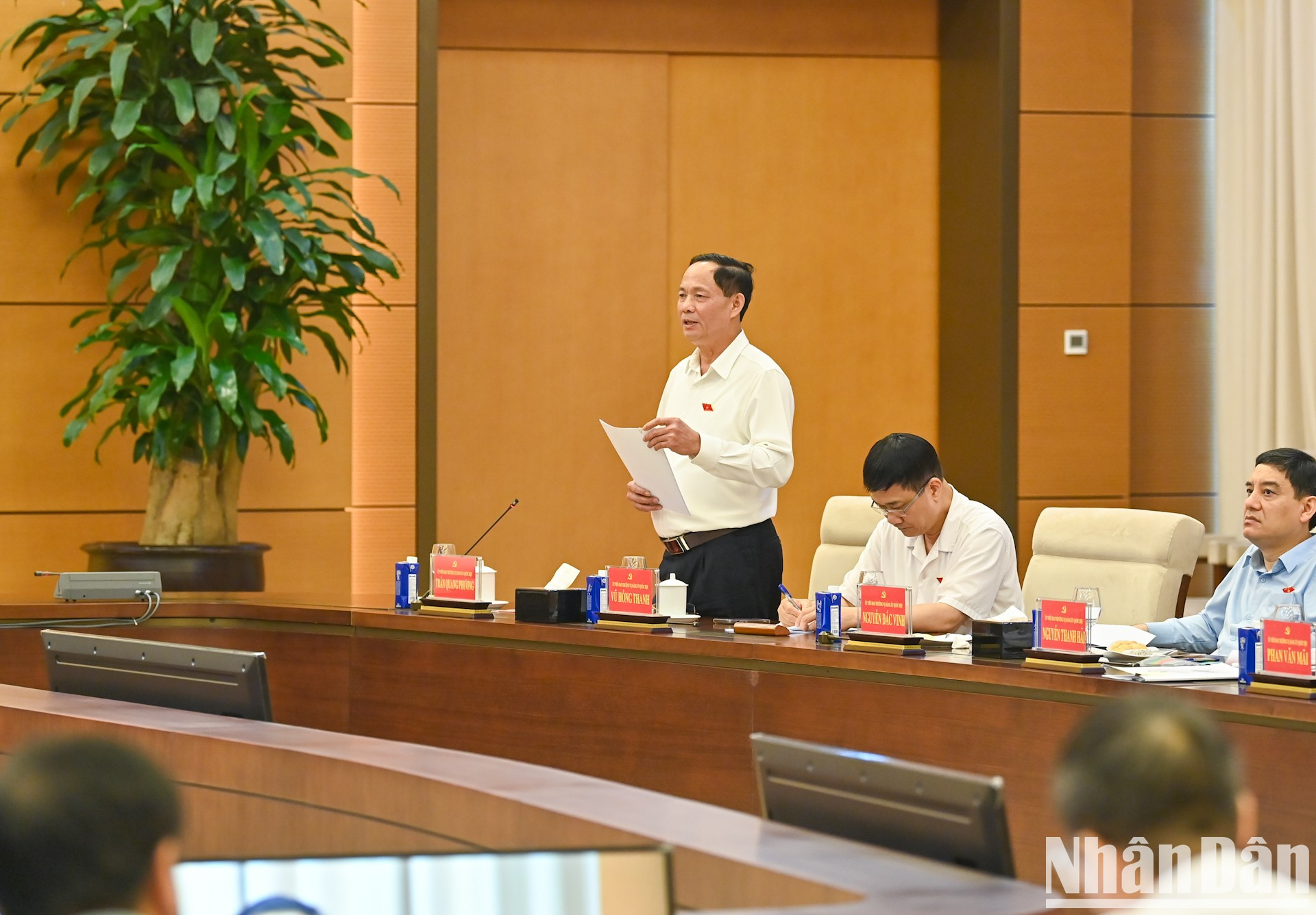 El vicepresidente de la Asamblea Nacional Tran Quang Phuong habla en la reunión. El vicepresidente de la Asamblea Nacional Tran Quang Phuong habla en la reunión.