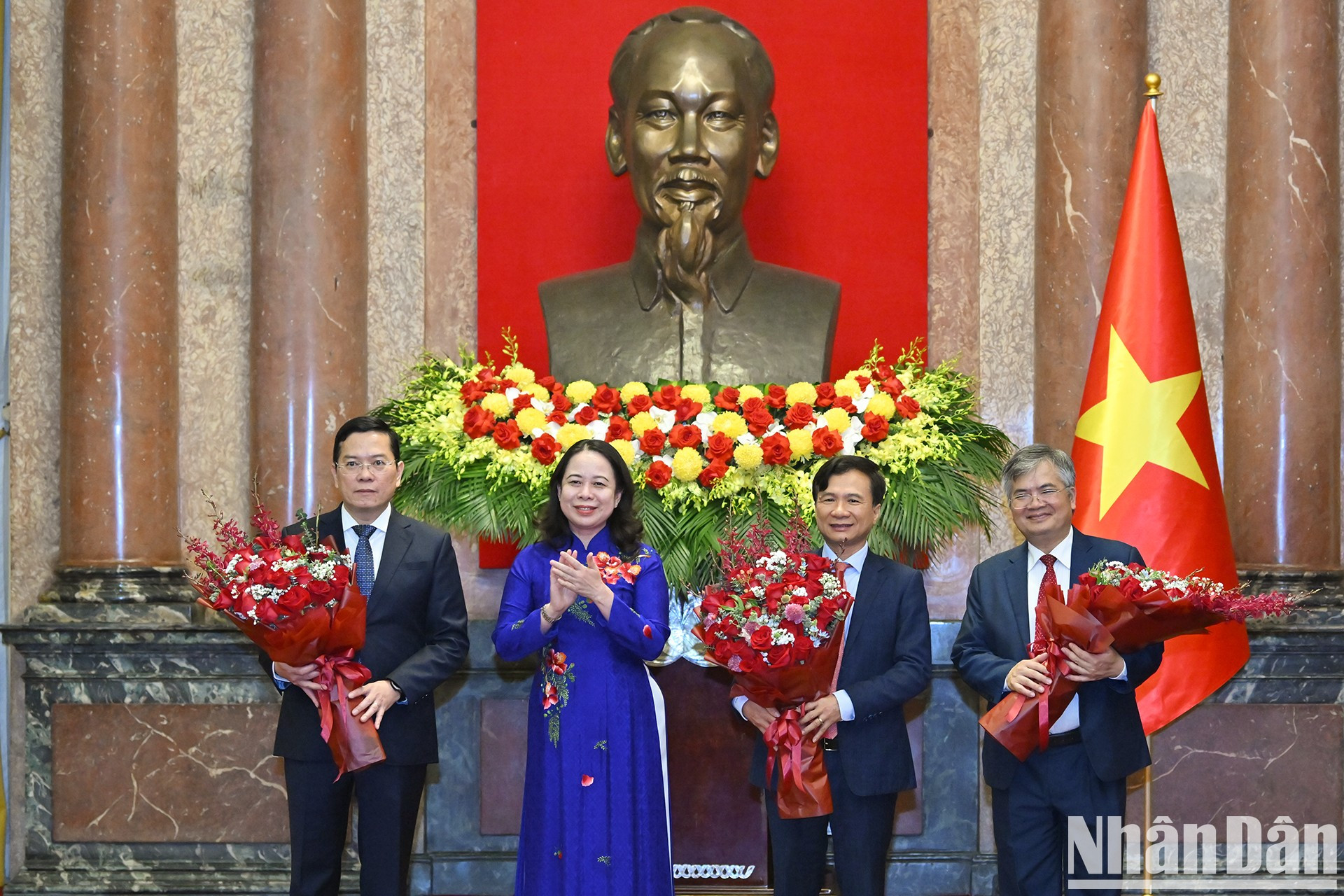 La vicepresidenta Vo Thi Anh Xuan entrega flores para felicitar a los nuevos subjefes de la Oficina Presidencial. La vicepresidenta Vo Thi Anh Xuan entrega flores para felicitar a los nuevos subjefes de la Oficina Presidencial.