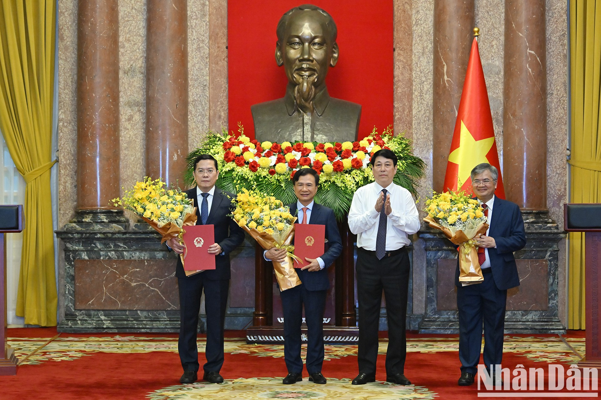 El presidente Luong Cuong entrega las decisiones a los designados. El presidente Luong Cuong entrega las decisiones a los designados.