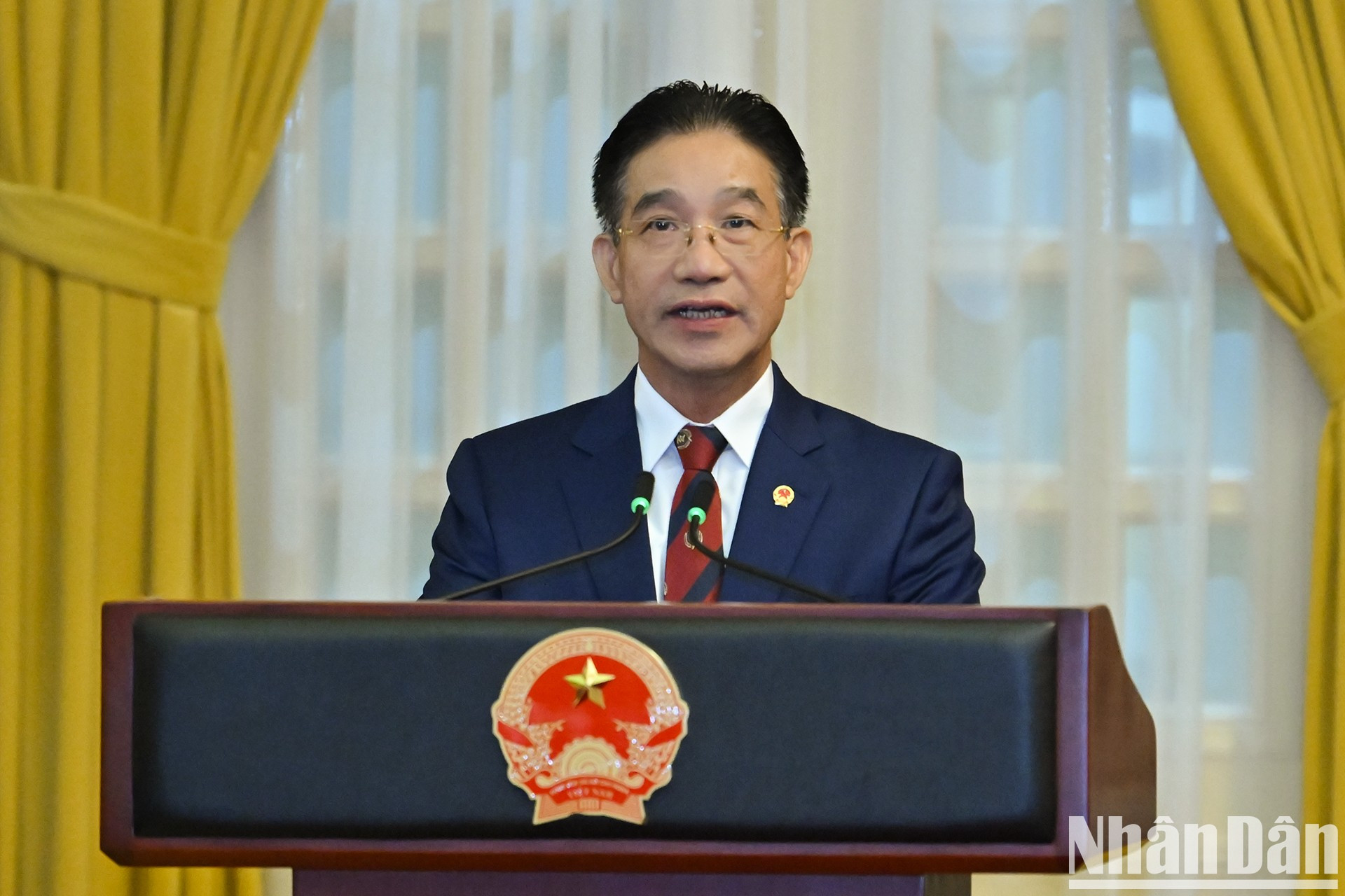 El subjefe de la Oficina Presidencial Pham Thanh Ha anuncia la decisión sobre el nombramiento de los camaradas Nguyen Hoang Anh, Can Danh Tai y Nguyen Dang Tien para el cargo de subejefe de la dicha entidad. El subjefe de la Oficina Presidencial Pham Thanh Ha anuncia la decisión sobre el nombramiento de los camaradas Nguyen Hoang Anh, Can Danh Tai y Nguyen Dang Tien para el cargo de subejefe de la dicha entidad.
