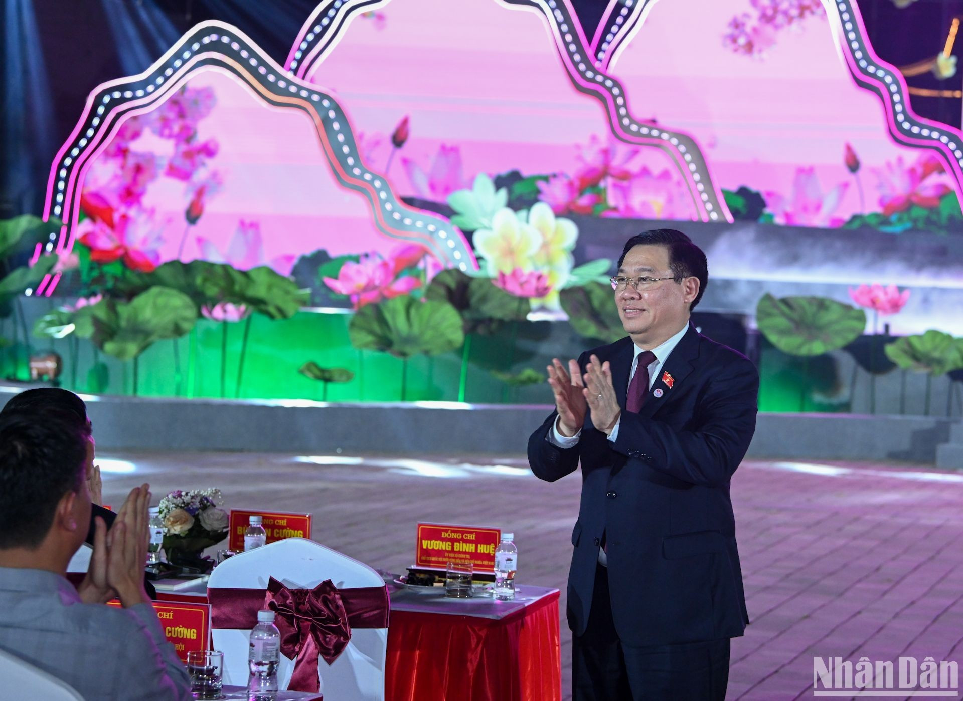 El presidente de la Asamblea Nacional, Vuong Dinh Hue, asiste a la cita. El presidente de la Asamblea Nacional, Vuong Dinh Hue, asiste a la cita.