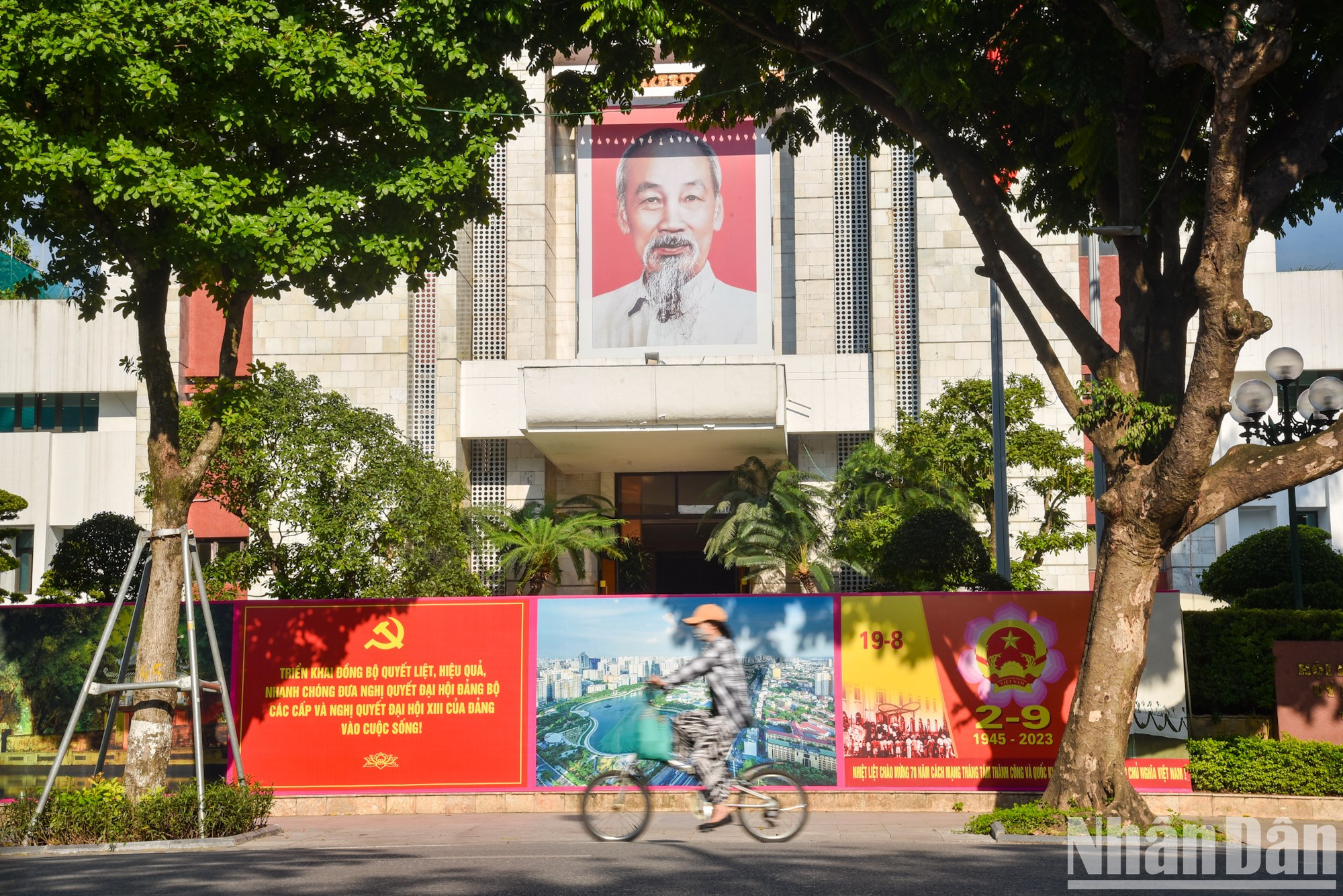 Escena frente al Comité Popular de Hanói. Escena frente al Comité Popular de Hanói.