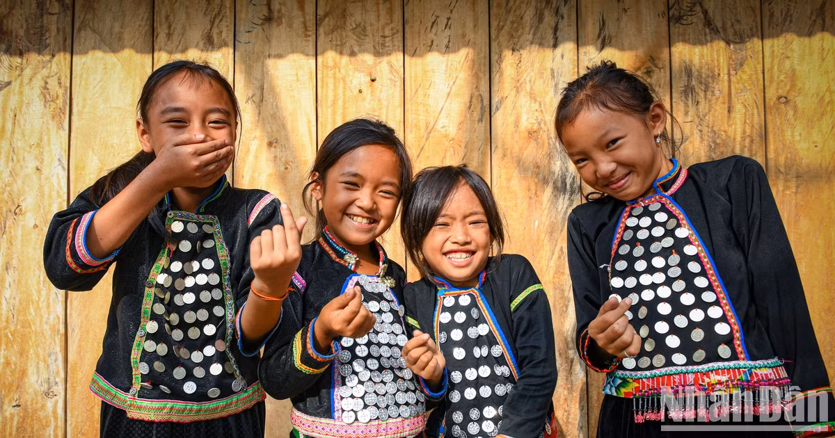 Día Internacional de la Felicidad: Sonrisas felices de grupos étnicos vietnamitas