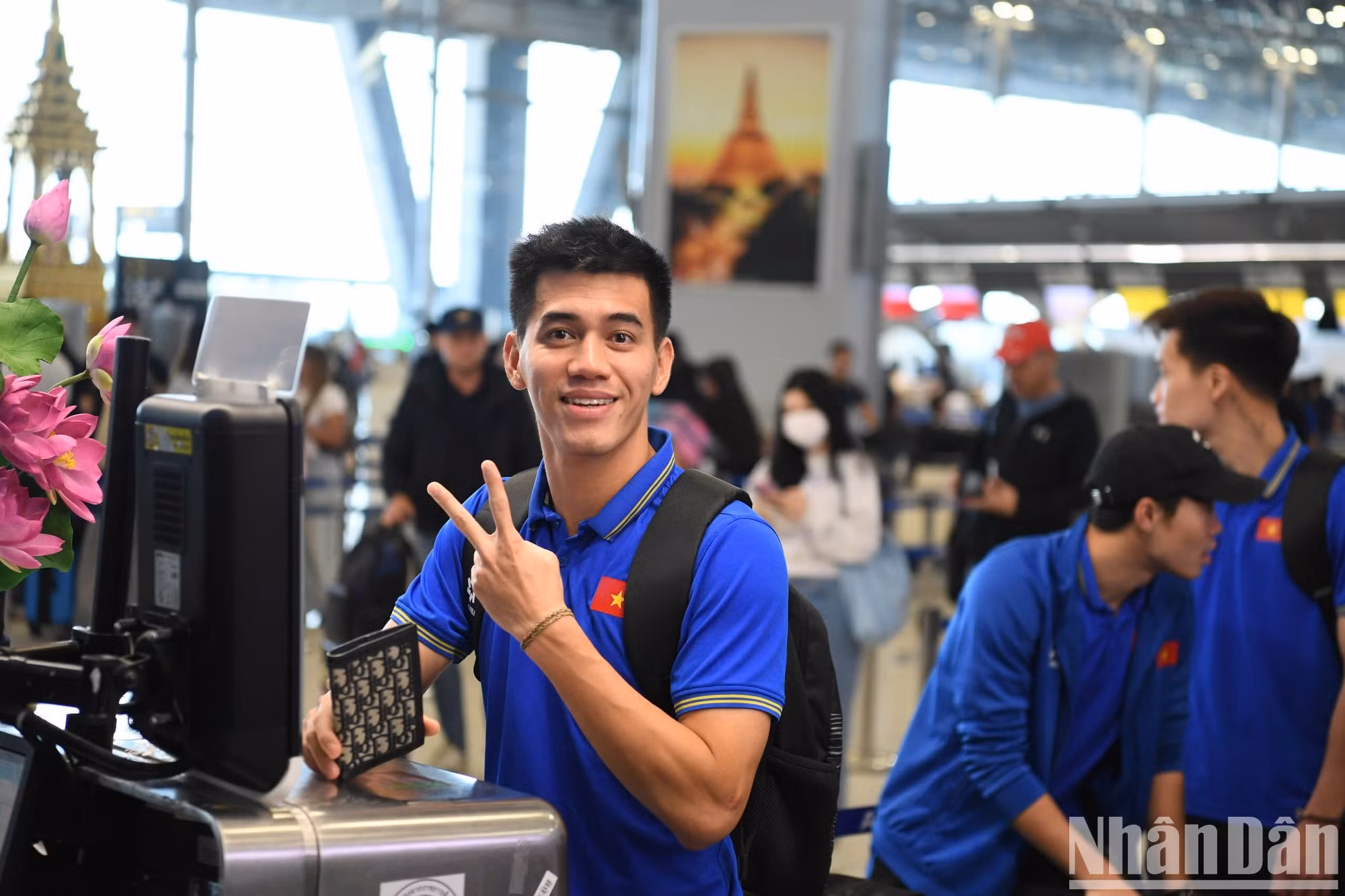 El delantero Tien Linh realiza el trámite de facturación en el aeropuerto.