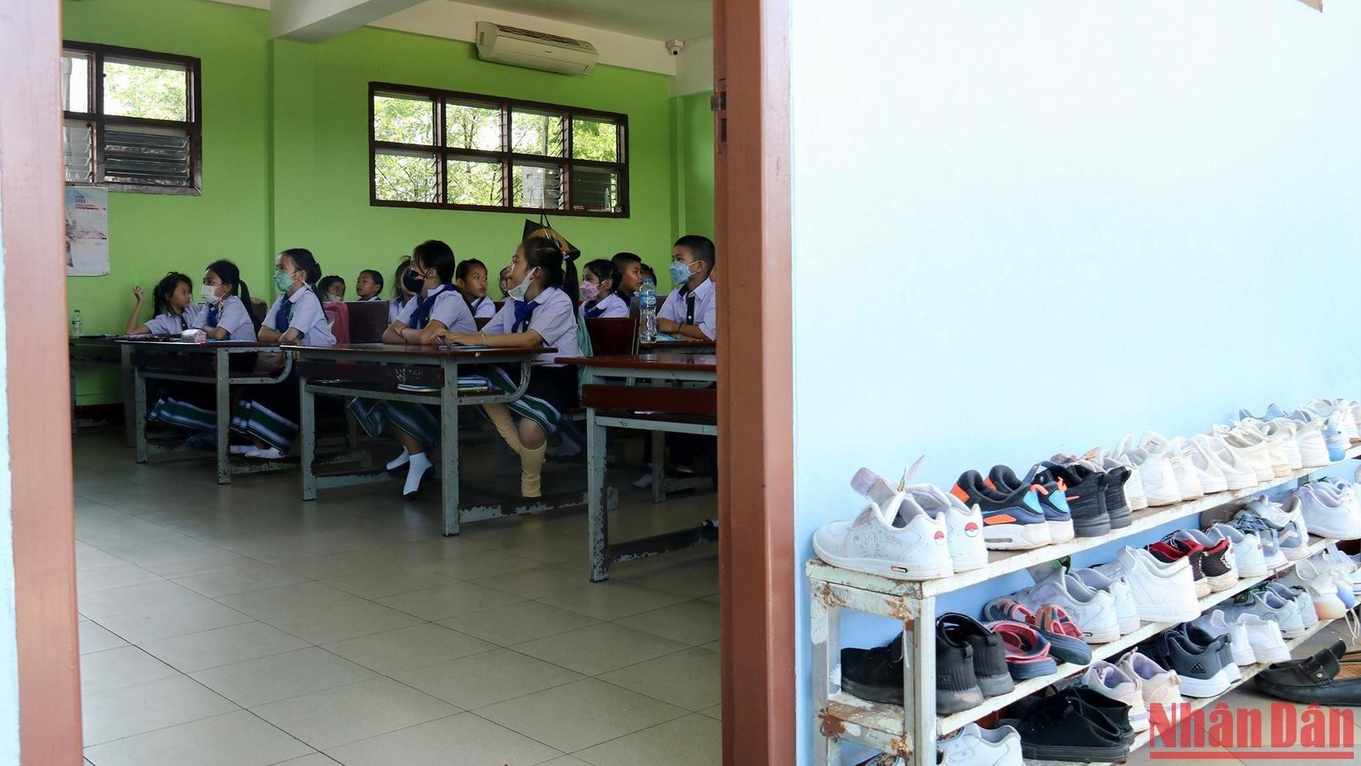 Los zapatos están ordenados en el estante fuera del salón de clases. Los zapatos están ordenados en el estante fuera del salón de clases.