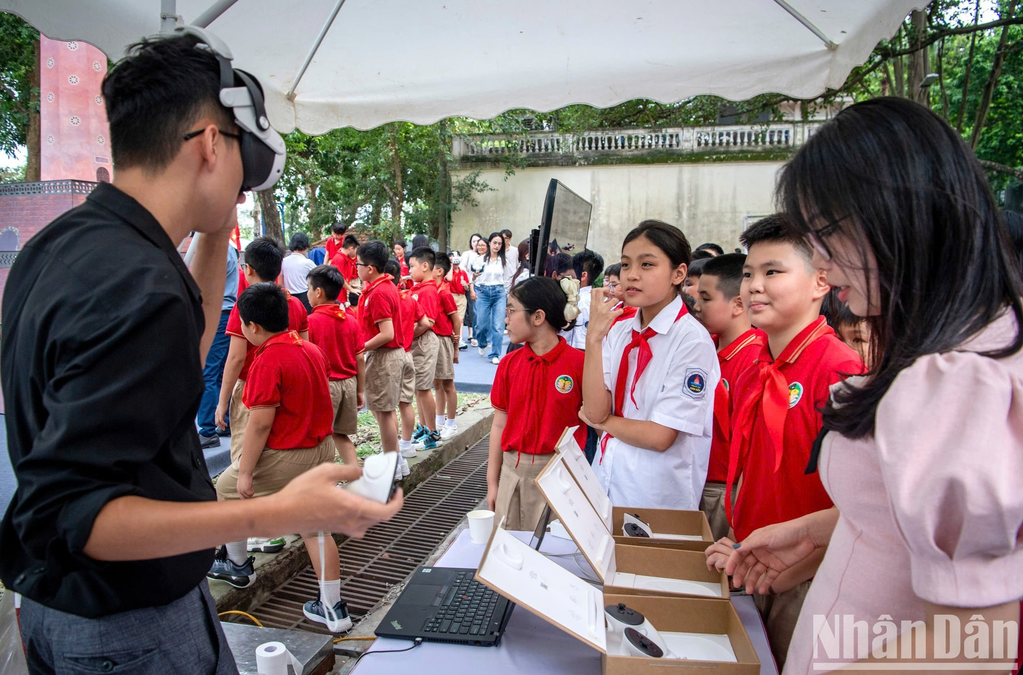 El comité organizador guia a los estudiantes para que experimentaran gafas de realidad aumentada (AR). El comité organizador guia a los estudiantes para que experimentaran gafas de realidad aumentada (AR).