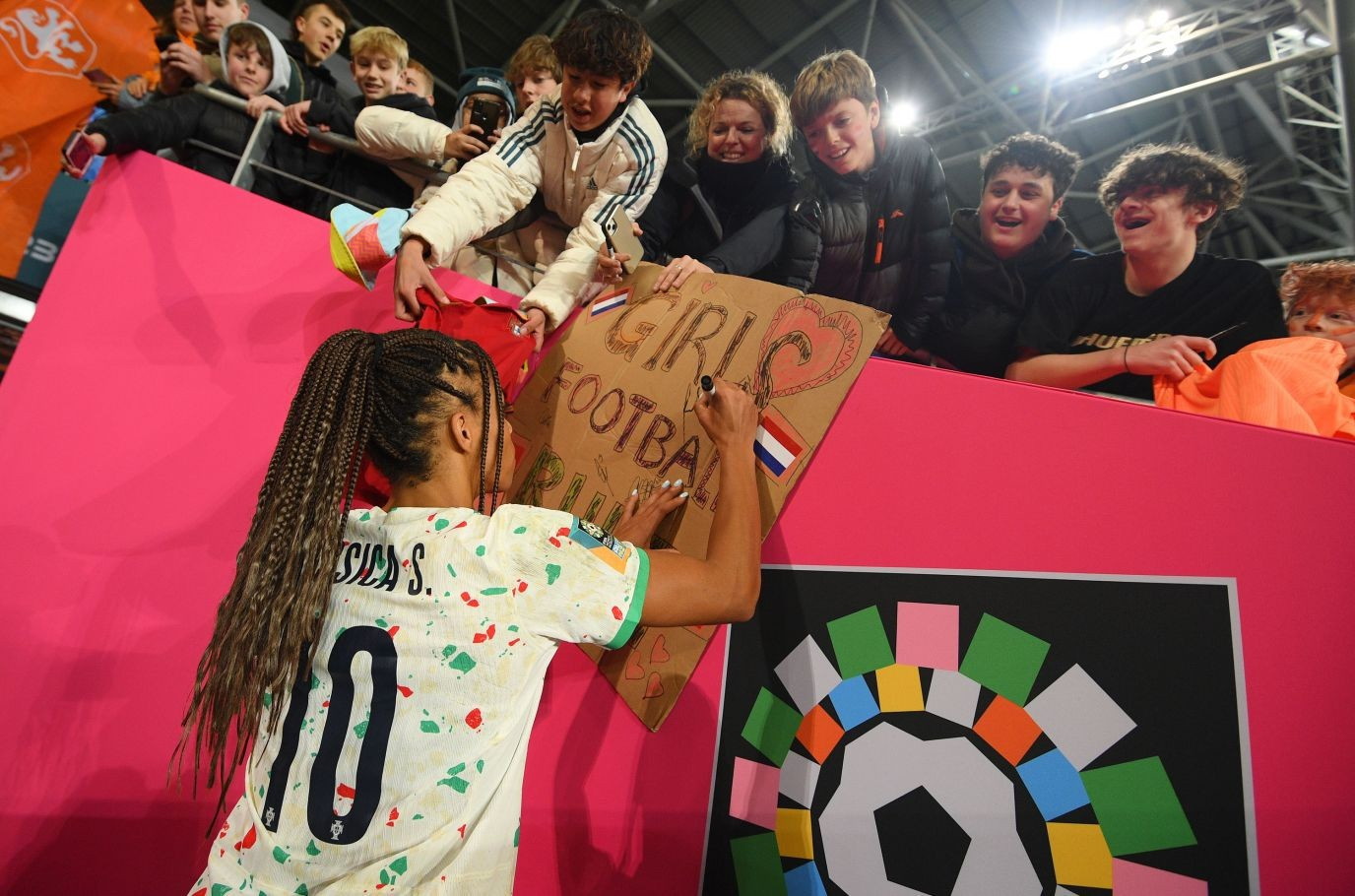 La delantera estrella de Portugal, Jessica Silva, firma autógrafos a los aficionados. (Foto: Getty Images) La delantera estrella de Portugal, Jessica Silva, firma autógrafos a los aficionados. (Foto: Getty Images)