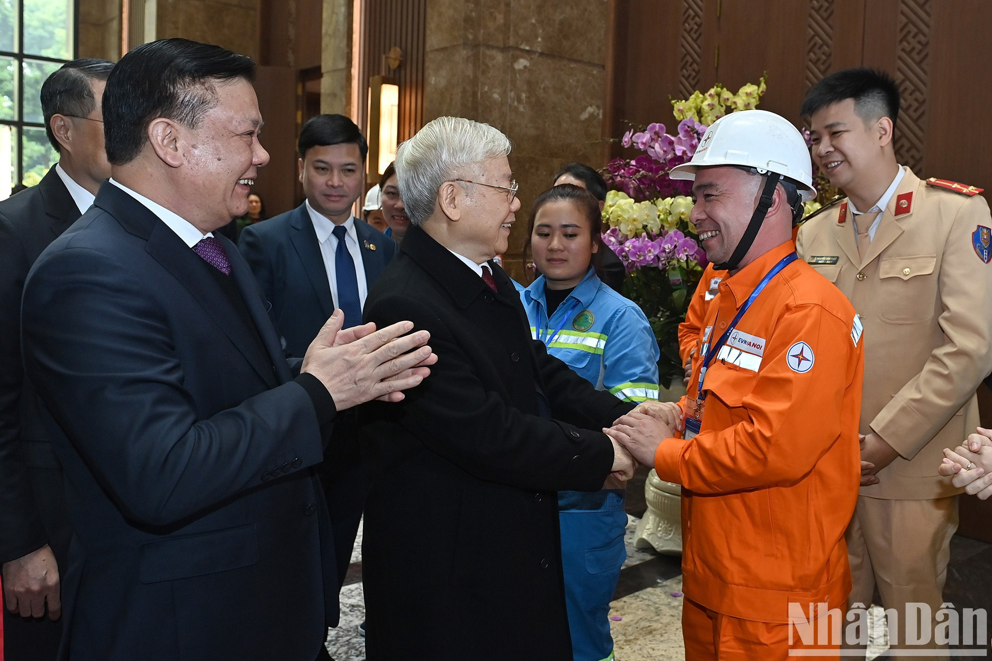 Phu Trong con los trabajadores de la capital. Phu Trong con los trabajadores de la capital.