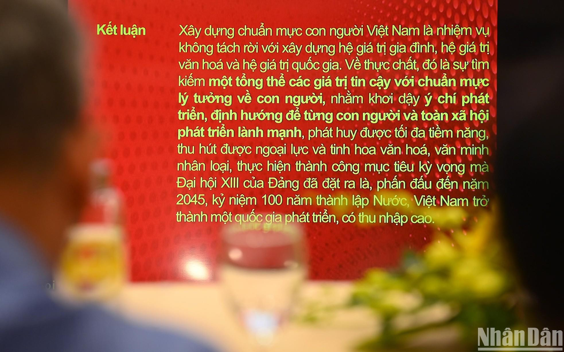 Las presentaciones se muestran en la pantalla. Las presentaciones se muestran en la pantalla.