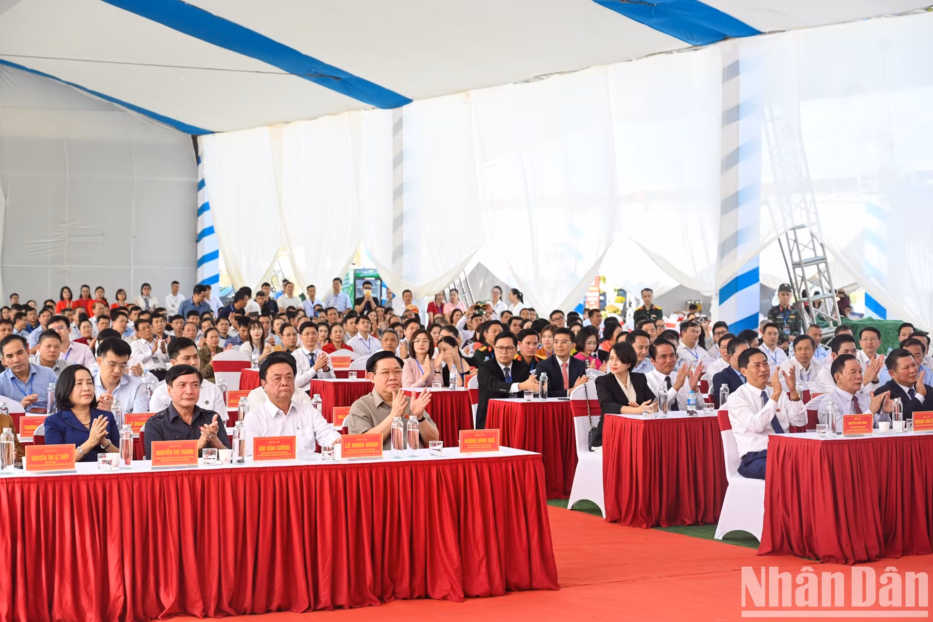 El mismo día, la delegación de la Asamblea Nacional asiste a la inauguración de la fábrica de procesamiento de café Son La en la comuna de Muong Bon, distrito de Mai Son.