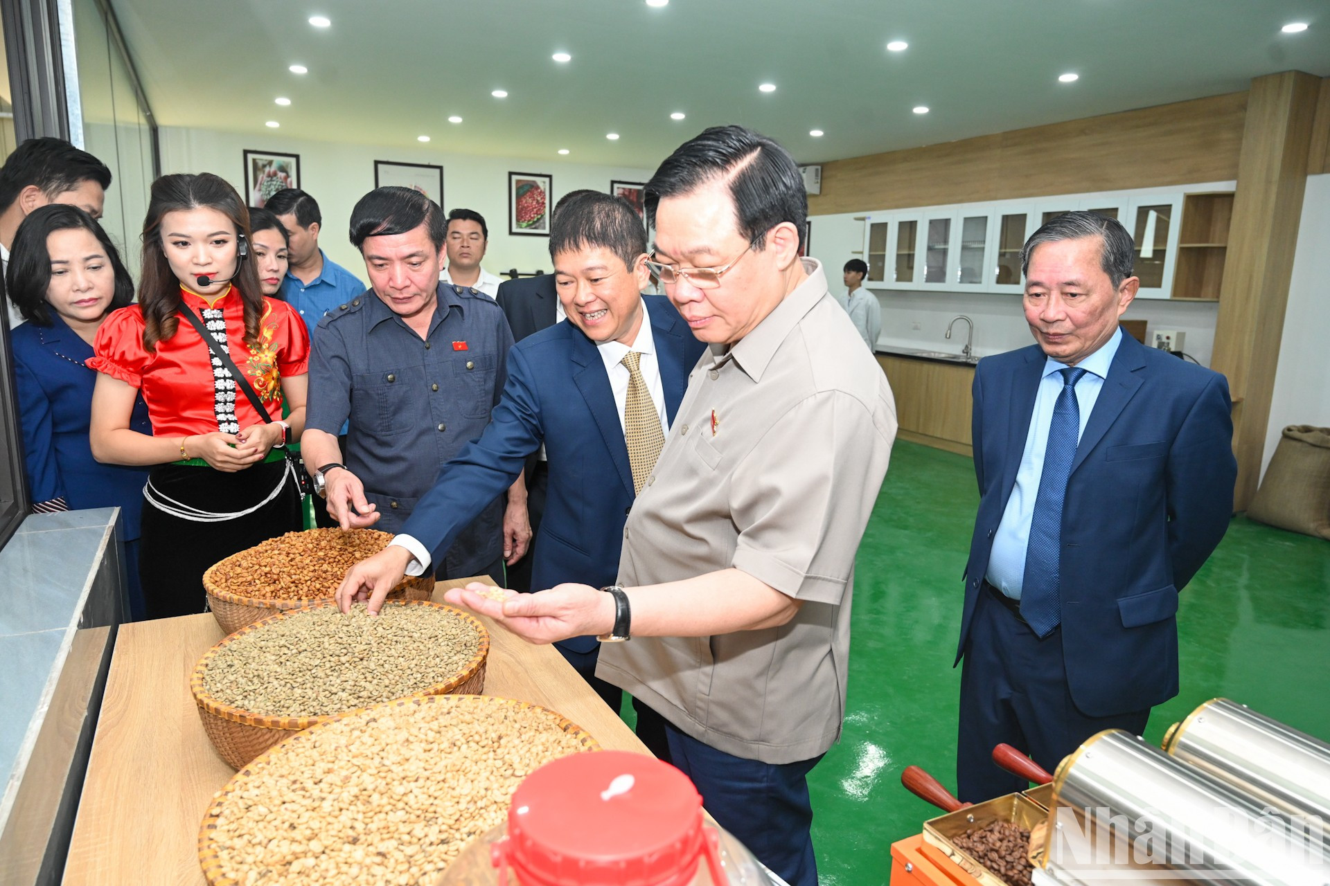 Dinh Hue visita las líneas de producción de la fábrica.