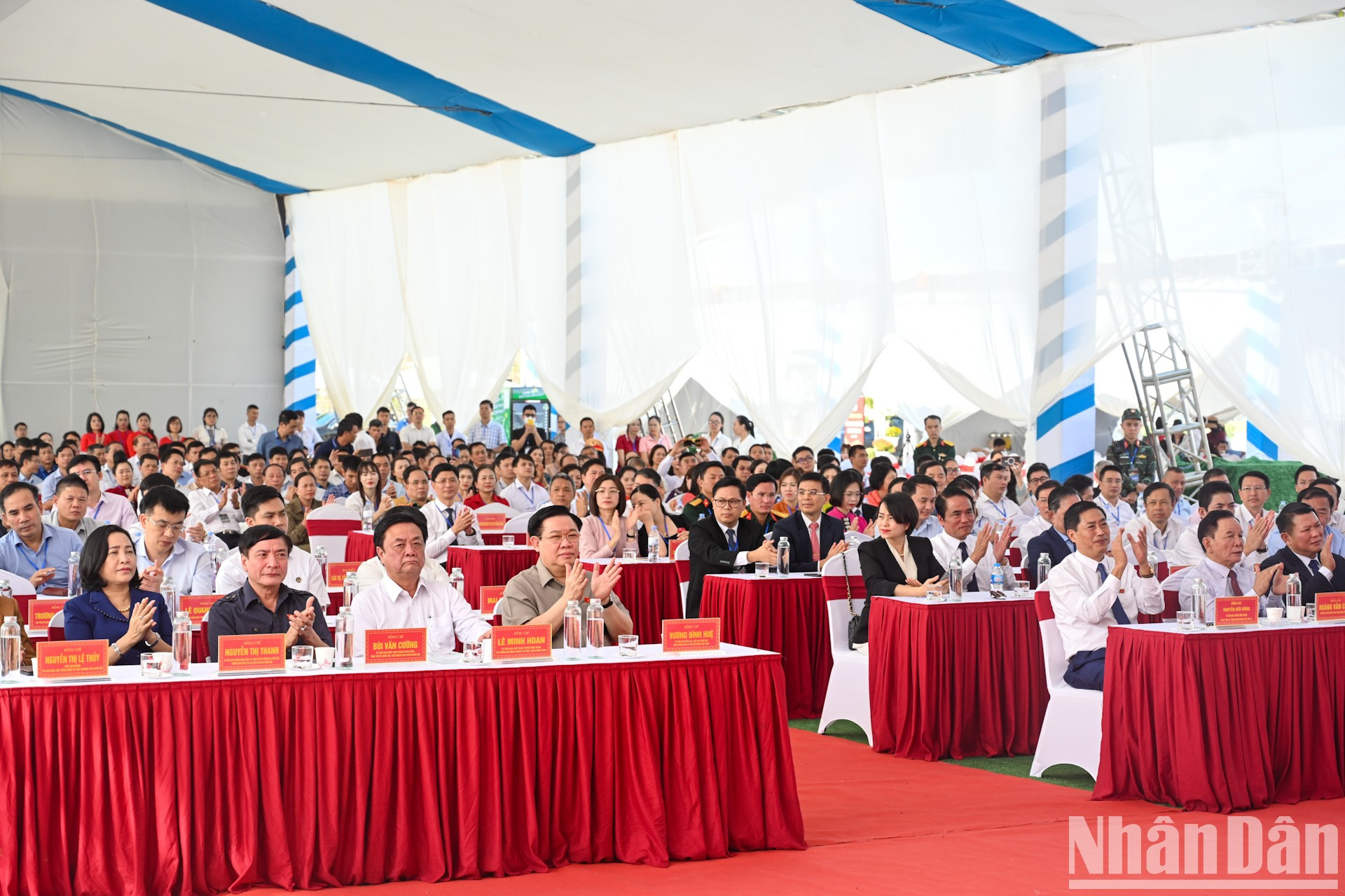 El mismo día, la delegación de la Asamblea Nacional asiste a la inauguración de la fábrica de procesamiento de café Son La en la comuna de Muong Bon, distrito de Mai Son.