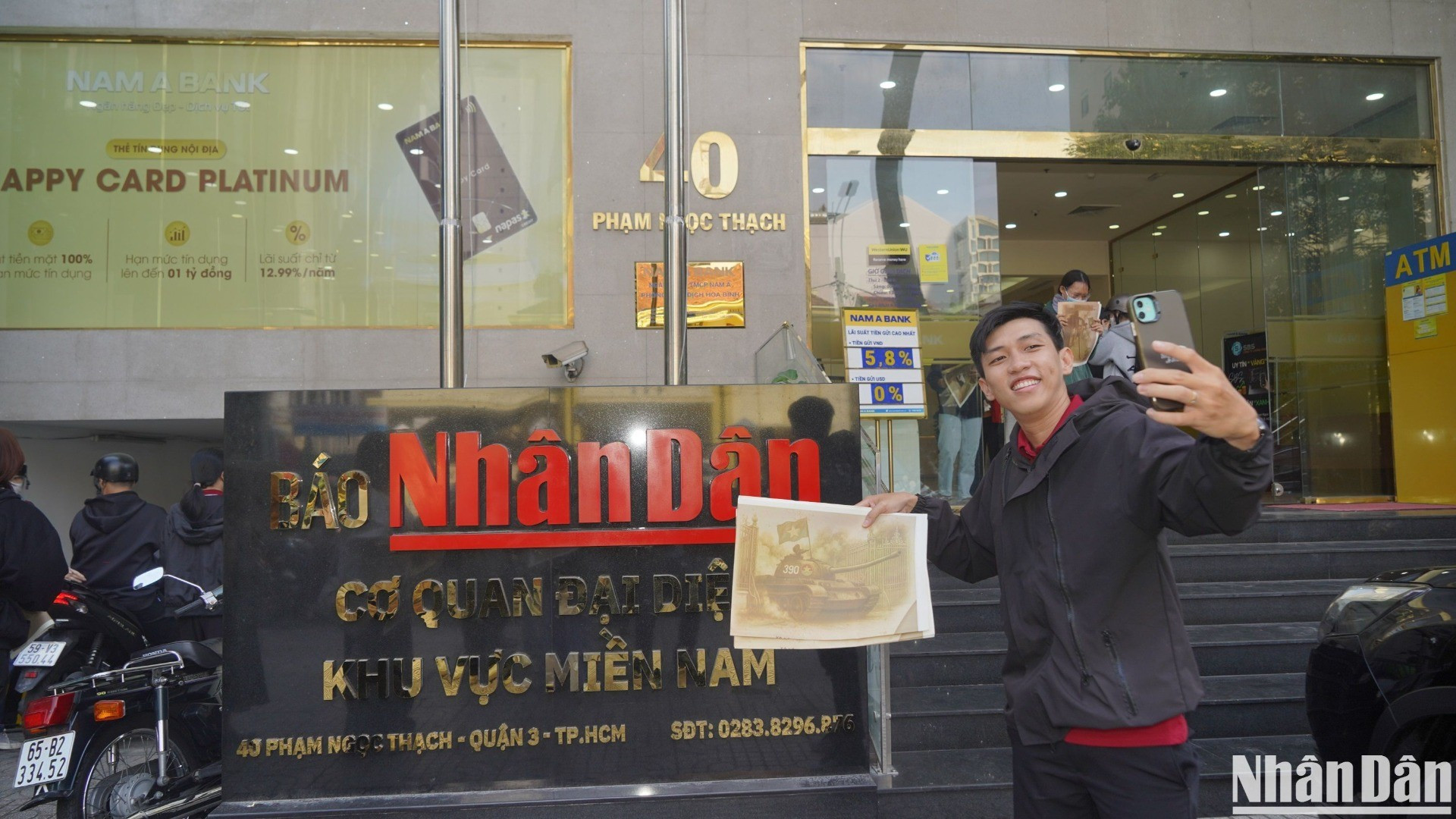 Un joven toma una foto después de recibir el suplemento.