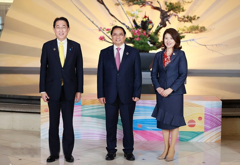 El primer ministro japonés, Kishida Fumio, y su esposa dan la bienvenida al jefe del Gobierno de Vietnam, Pham Minh Chinh.