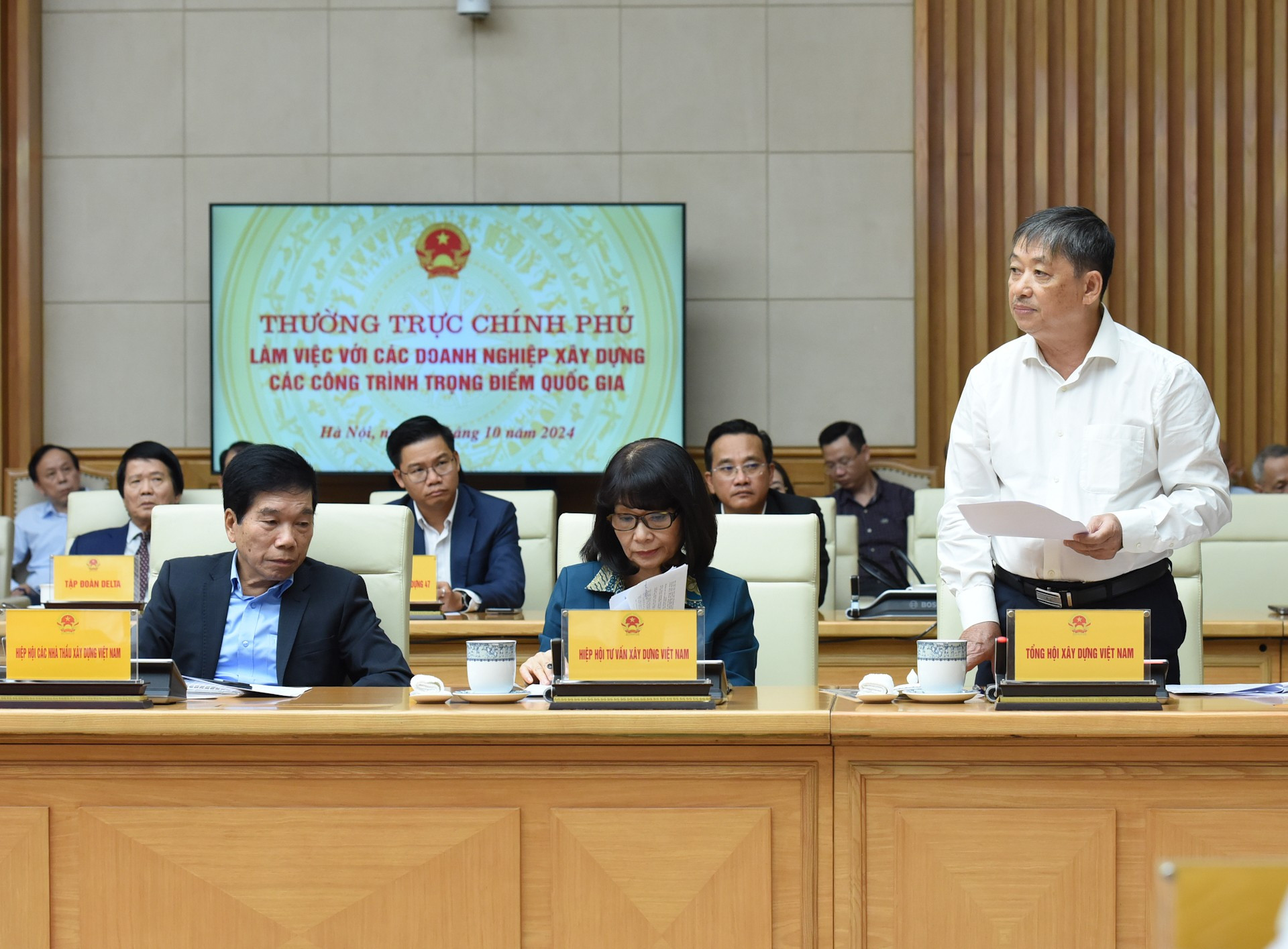 El representante de la Asociación General de Construcción de Vietnam expresa su opinión. El representante de la Asociación General de Construcción de Vietnam expresa su opinión.