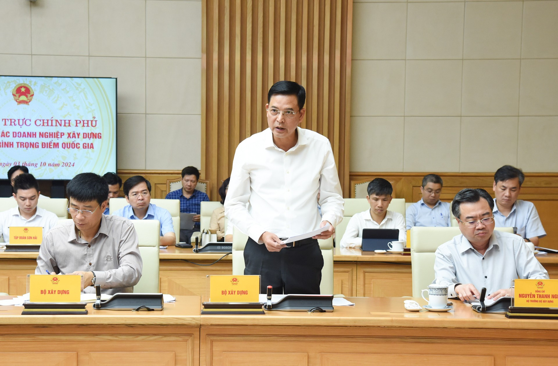 Bui Xuan Dung, viceministro de Construcción, informa sobre el progreso de la construcción de proyectos nacionales clave. Bui Xuan Dung, viceministro de Construcción, informa sobre el progreso de la construcción de proyectos nacionales clave.