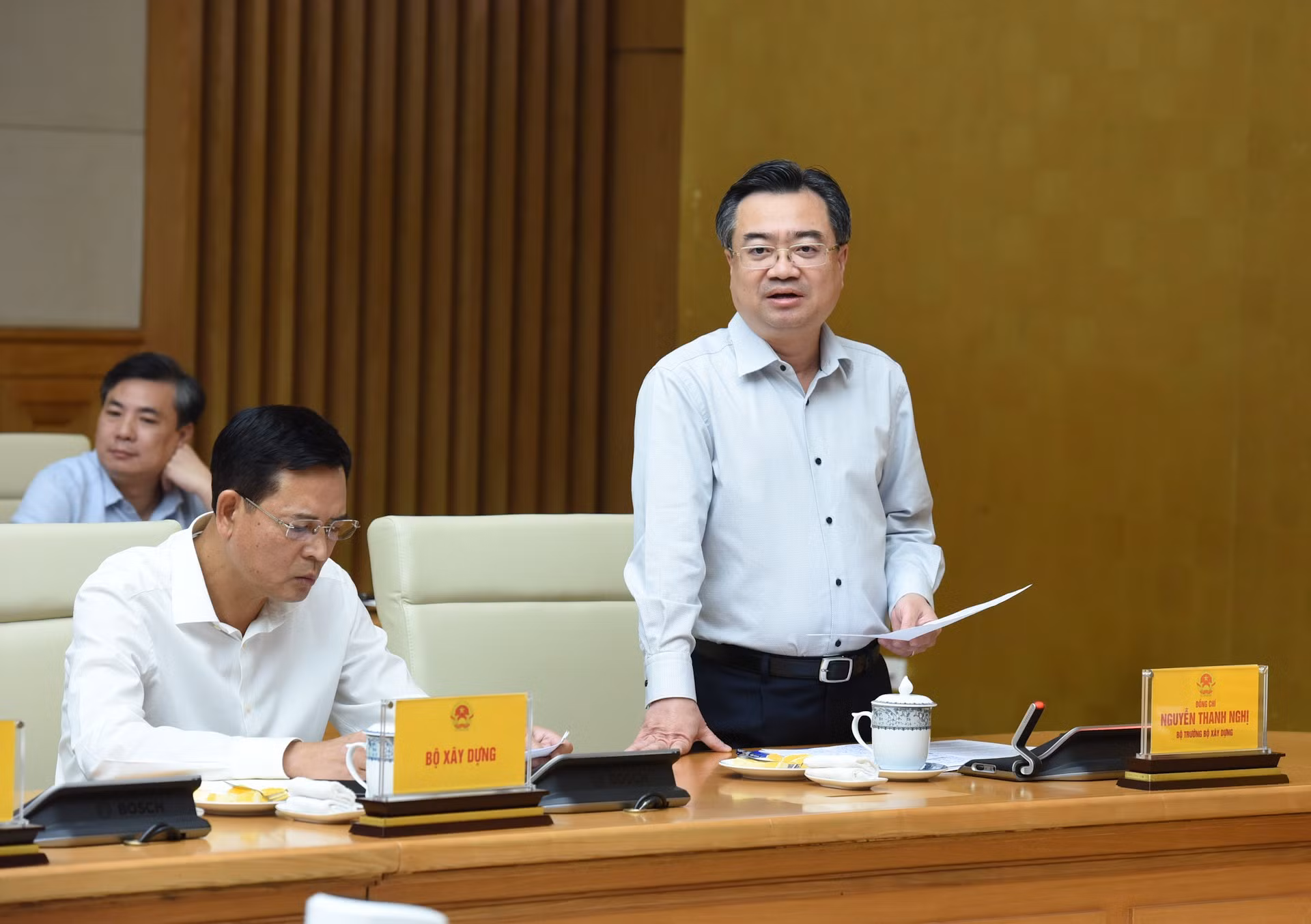 Nguyen Thanh Nghi, ministro de Construcción, habla en el evento.