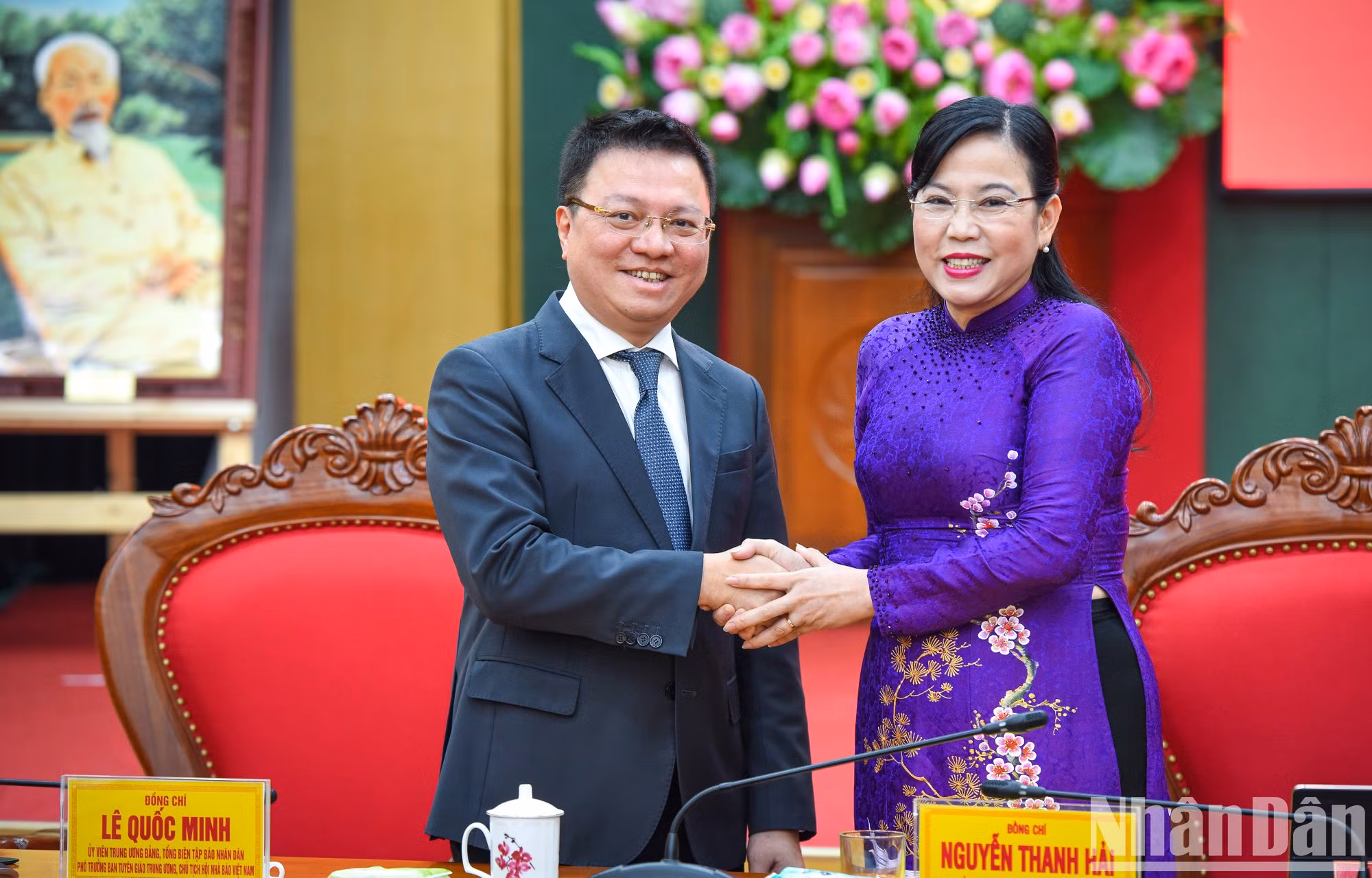 El presidente-editor del periódico Nhan Dan, Le Quoc Minh, y la secretaria del Comité del PCV en Thai Nguyen, Nguyen Thanh Hai.