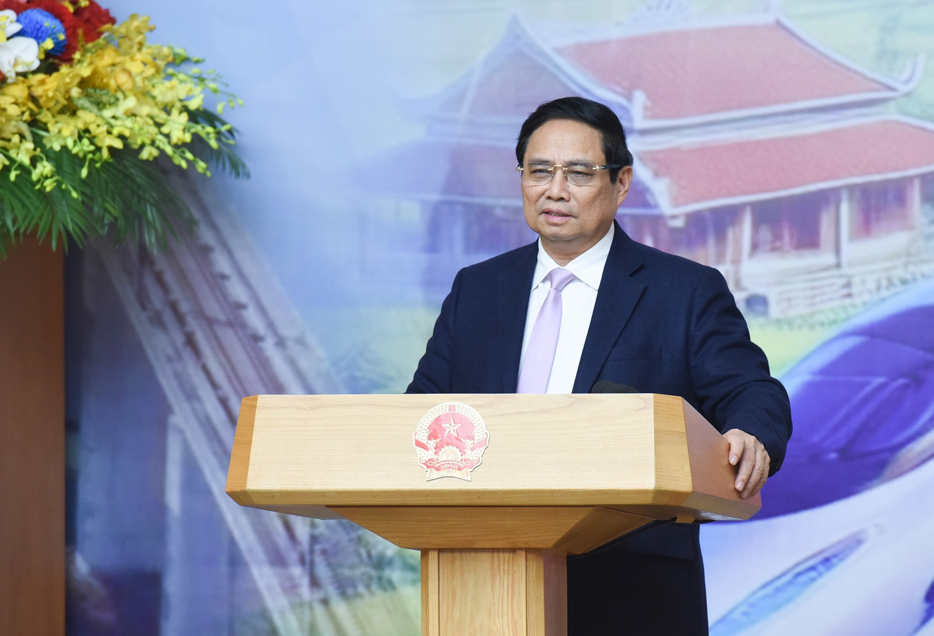 El primer ministro Pham Minh Chinh habla en el evento.