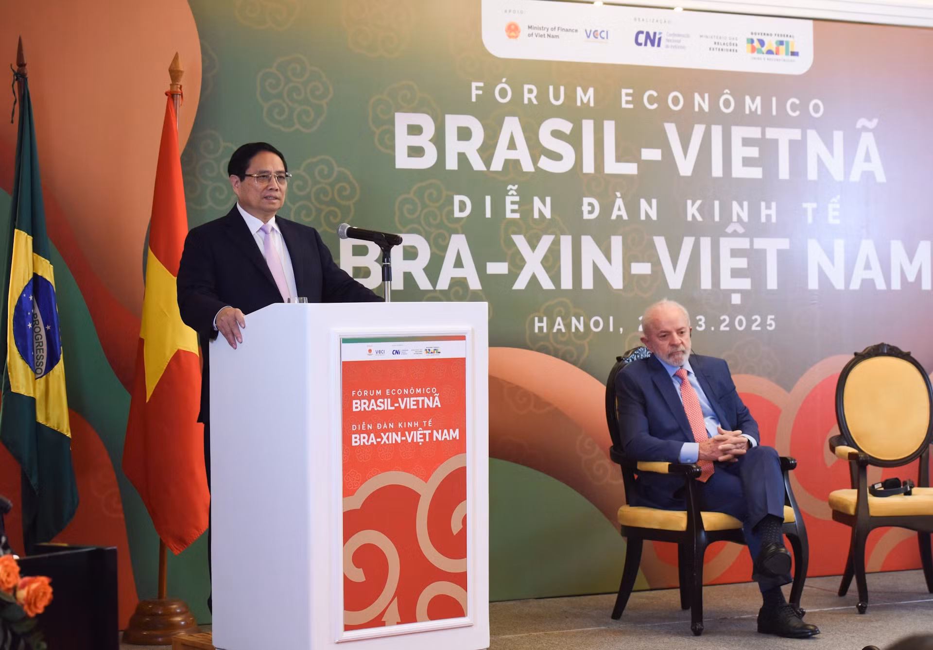 Minh Chinh interviene en el acto.