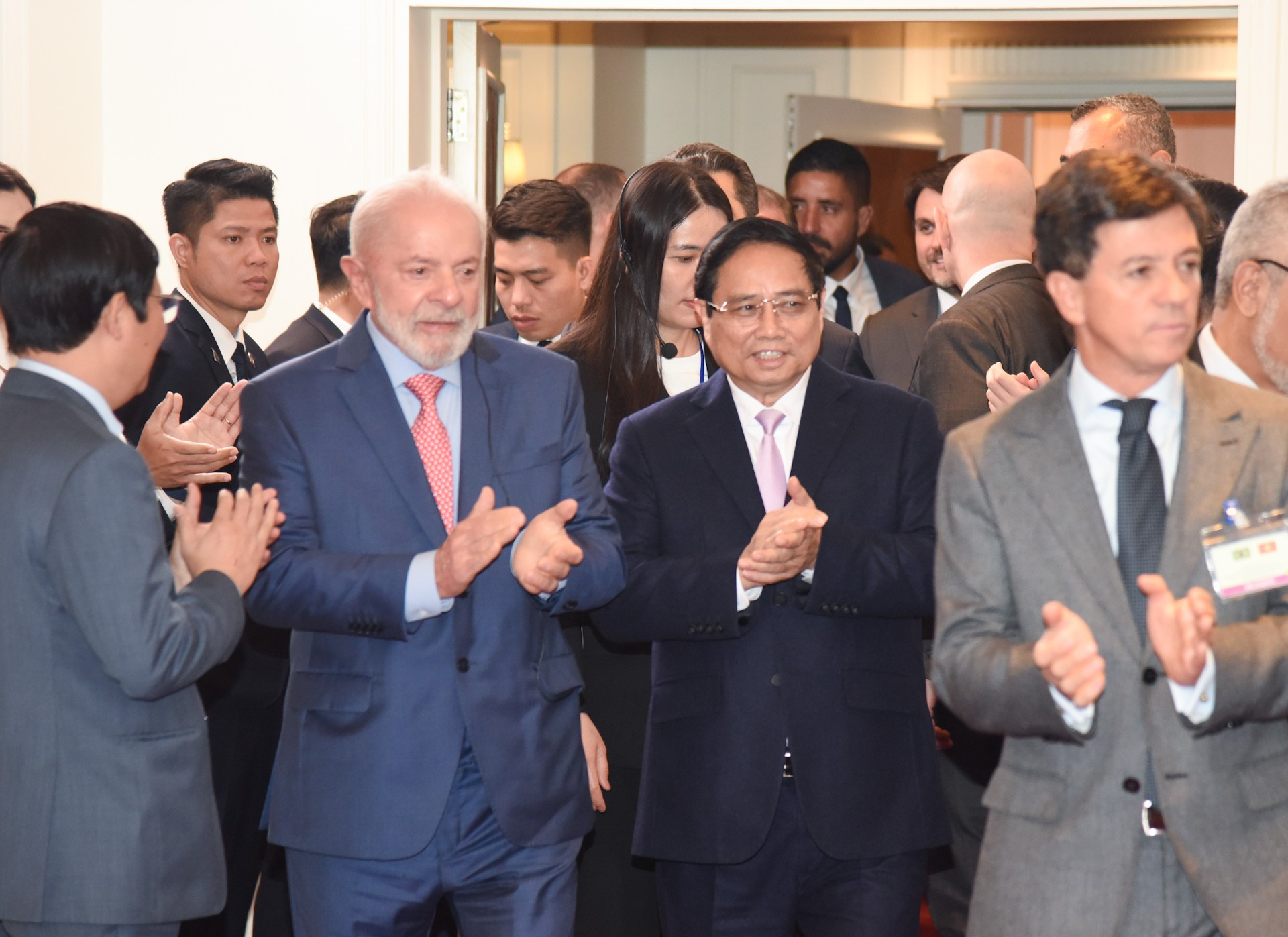El primer ministro de Vietnam, Pham Minh Chinh, y el presidente de Brasil, Luiz Inácio Lula da Silva, llegan al evento. El primer ministro de Vietnam, Pham Minh Chinh, y el presidente de Brasil, Luiz Inácio Lula da Silva, llegan al evento.