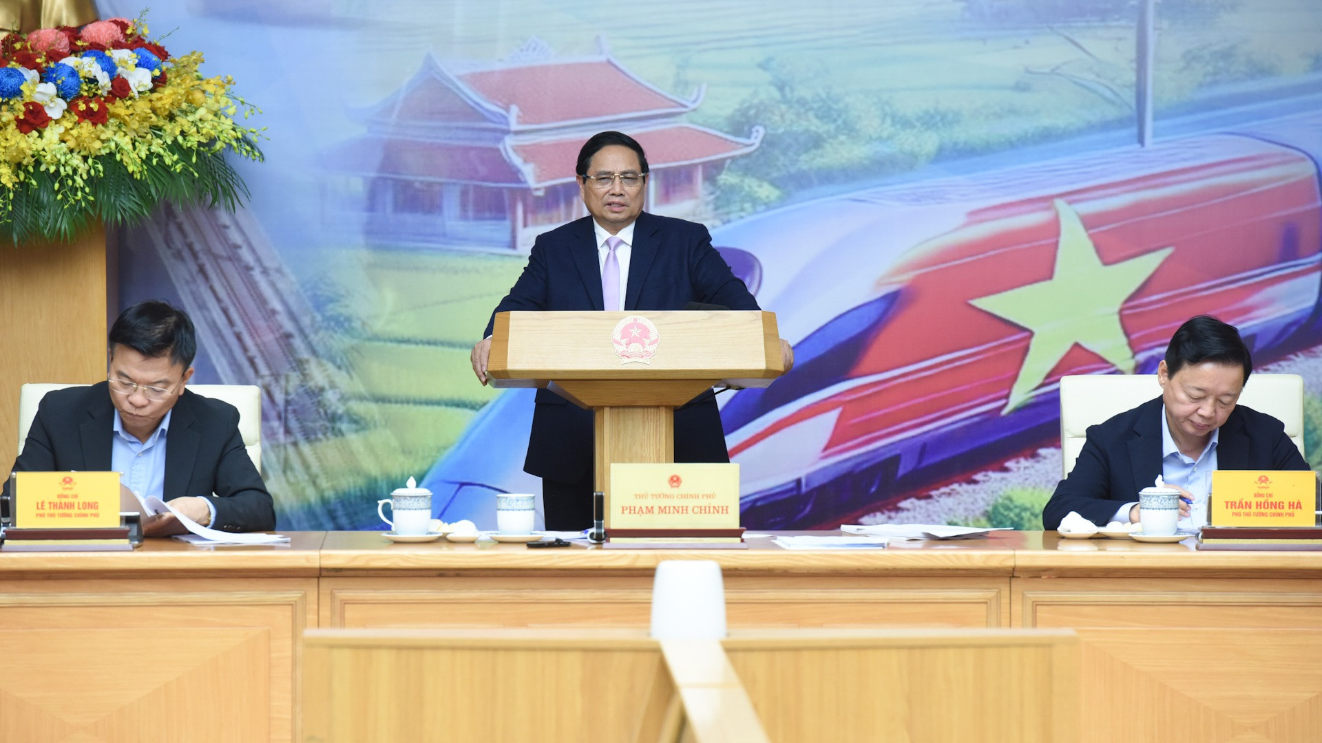 [Foto] Premier vietnamita preside reunión para impulsar proyectos de autopistas