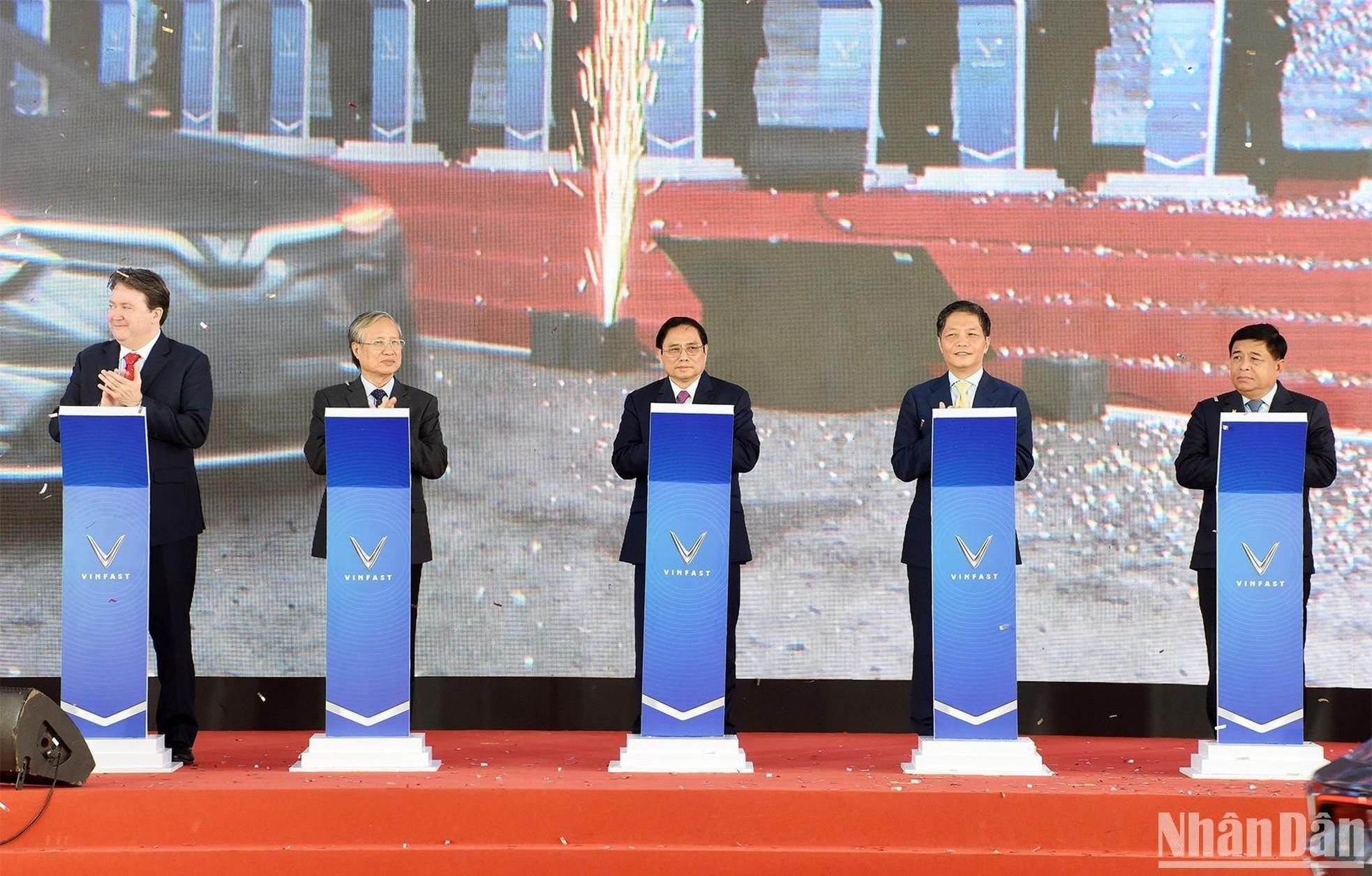 El primer ministro Pham Minh Chinh y los delegados en la ceremonia.