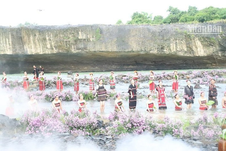 Los colores de los brocados de los grupos étnicos en Dak Lak se presentan en el evento. Los colores de los brocados de los grupos étnicos en Dak Lak se presentan en el evento.