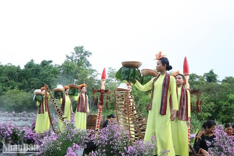 Los diseños de Ao Dai (túnica tradicional vietnamita) se combinan con coloridos brocados. Los diseños de Ao Dai (túnica tradicional vietnamita) se combinan con coloridos brocados.