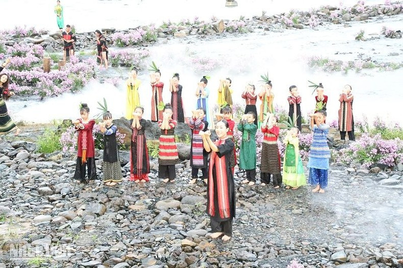 Niños con coloridos trajes brocados. Niños con coloridos trajes brocados.