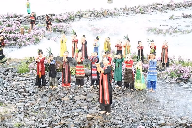 Niños con coloridos trajes brocados.