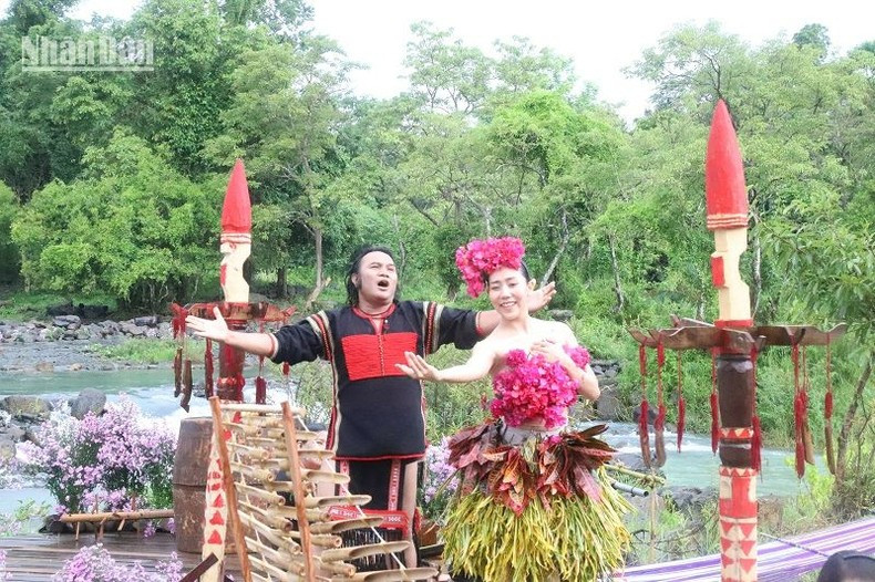 El programa refleja el amor por la Patria y entre la pareja y la aspiración de desarrollo de las minorías étnicas de la provincia de Dak Lak. El programa refleja el amor por la Patria y entre la pareja y la aspiración de desarrollo de las minorías étnicas de la provincia de Dak Lak.