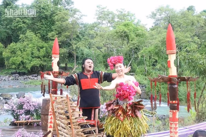 El programa refleja el amor por la Patria y entre la pareja y la aspiración de desarrollo de las minorías étnicas de la provincia de Dak Lak.