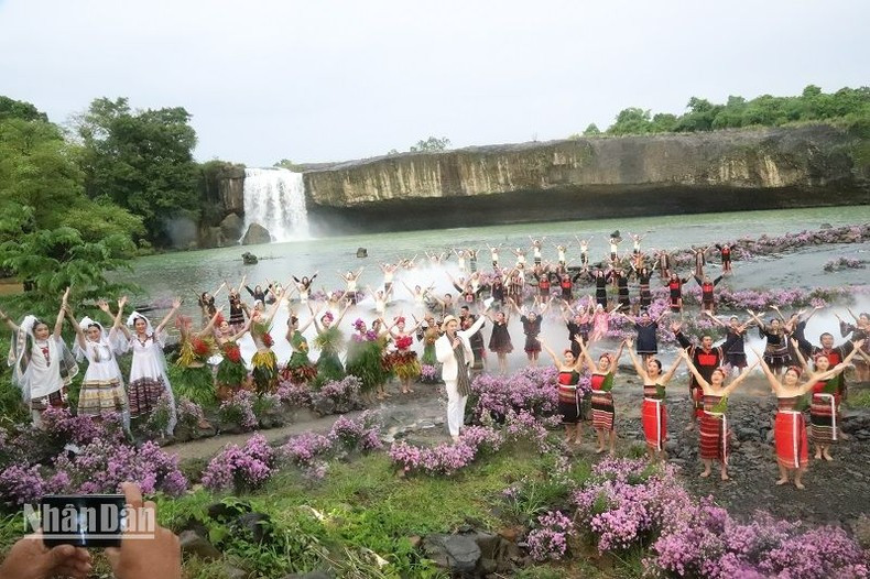 El programa contribuye a preservar y promover los singulares rasgos culturales de los grupos étnicos, a consolidar la gran unidad nacional y a impulsar el desarrollo socioeconómico local. El programa contribuye a preservar y promover los singulares rasgos culturales de los grupos étnicos, a consolidar la gran unidad nacional y a impulsar el desarrollo socioeconómico local.