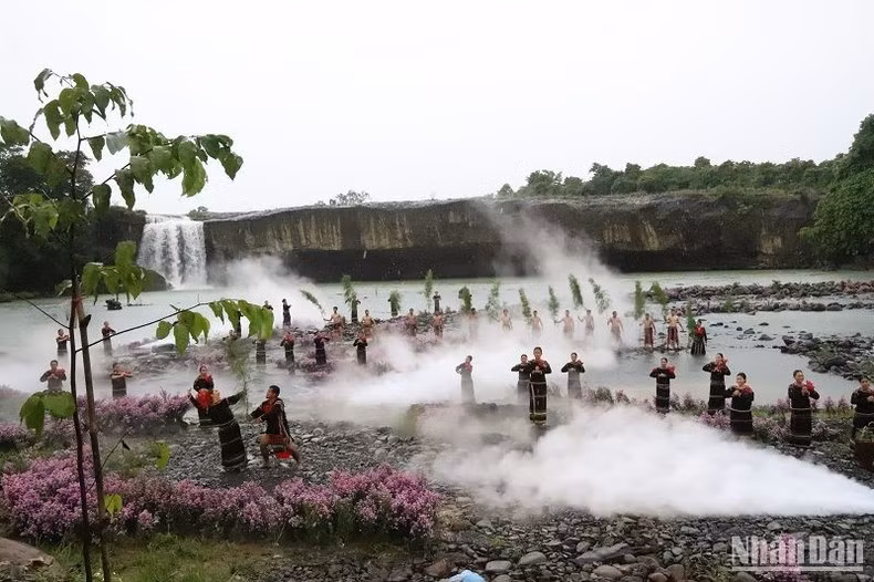 El programa fue llevado a cabo en Dray Nur, la legendaria cascada en el río Serepok, en la comuna de Dray Sap, distrito de Krong Ana.