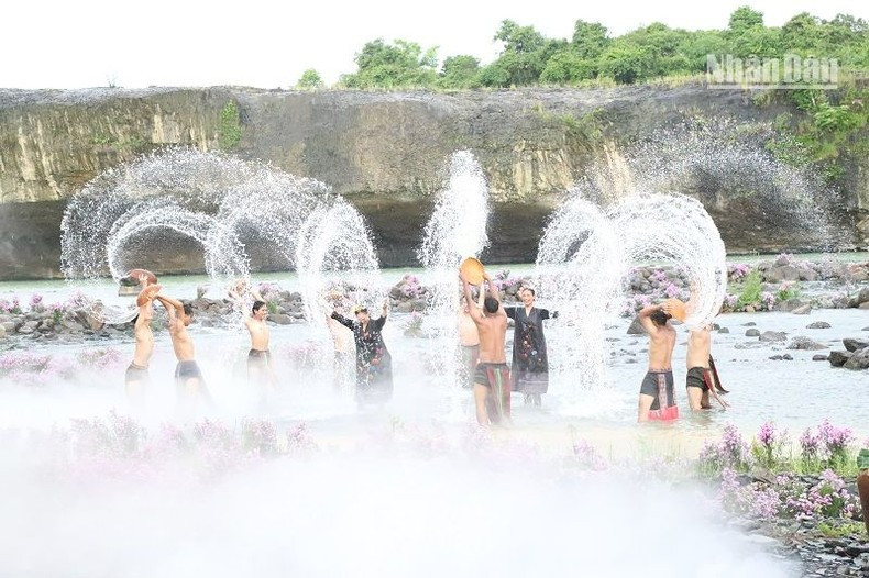 Otra actuación artística en la cita. Otra actuación artística en la cita.