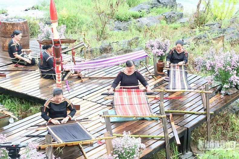 El programa también recrea los brocados tradicionales de las etnias del Altiplano Central. El programa también recrea los brocados tradicionales de las etnias del Altiplano Central.