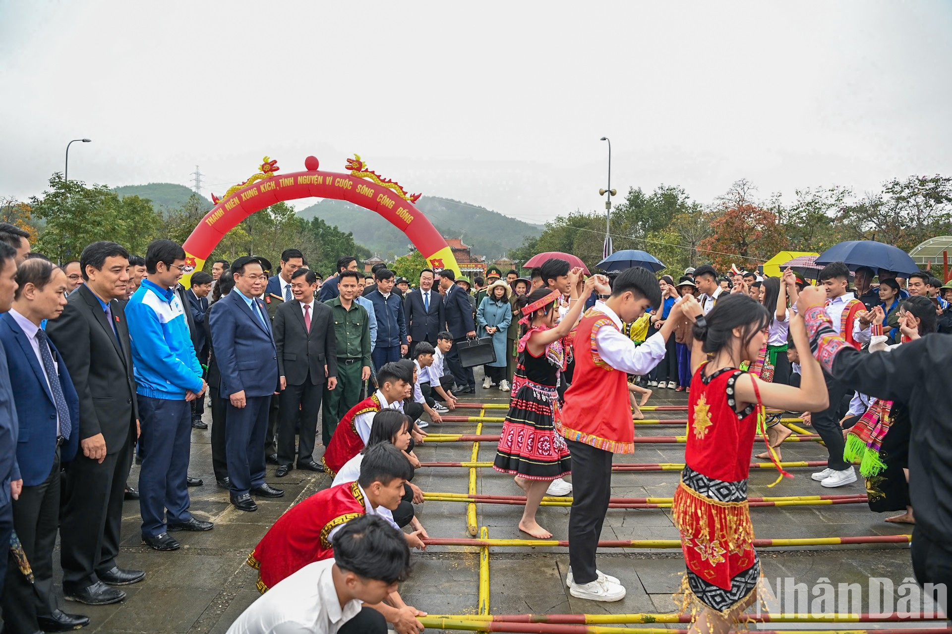 Dinh Hue con miembros sindicales y jóvenes en el programa.