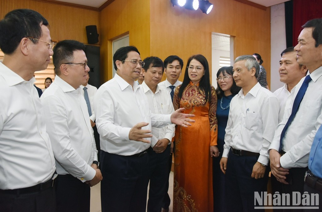 Minh Chinh intercambia opiniones con los delegados. Minh Chinh intercambia opiniones con los delegados.