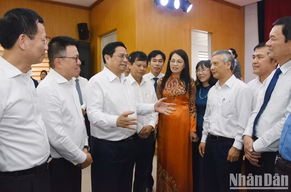 Minh Chinh intercambia opiniones con los delegados.
