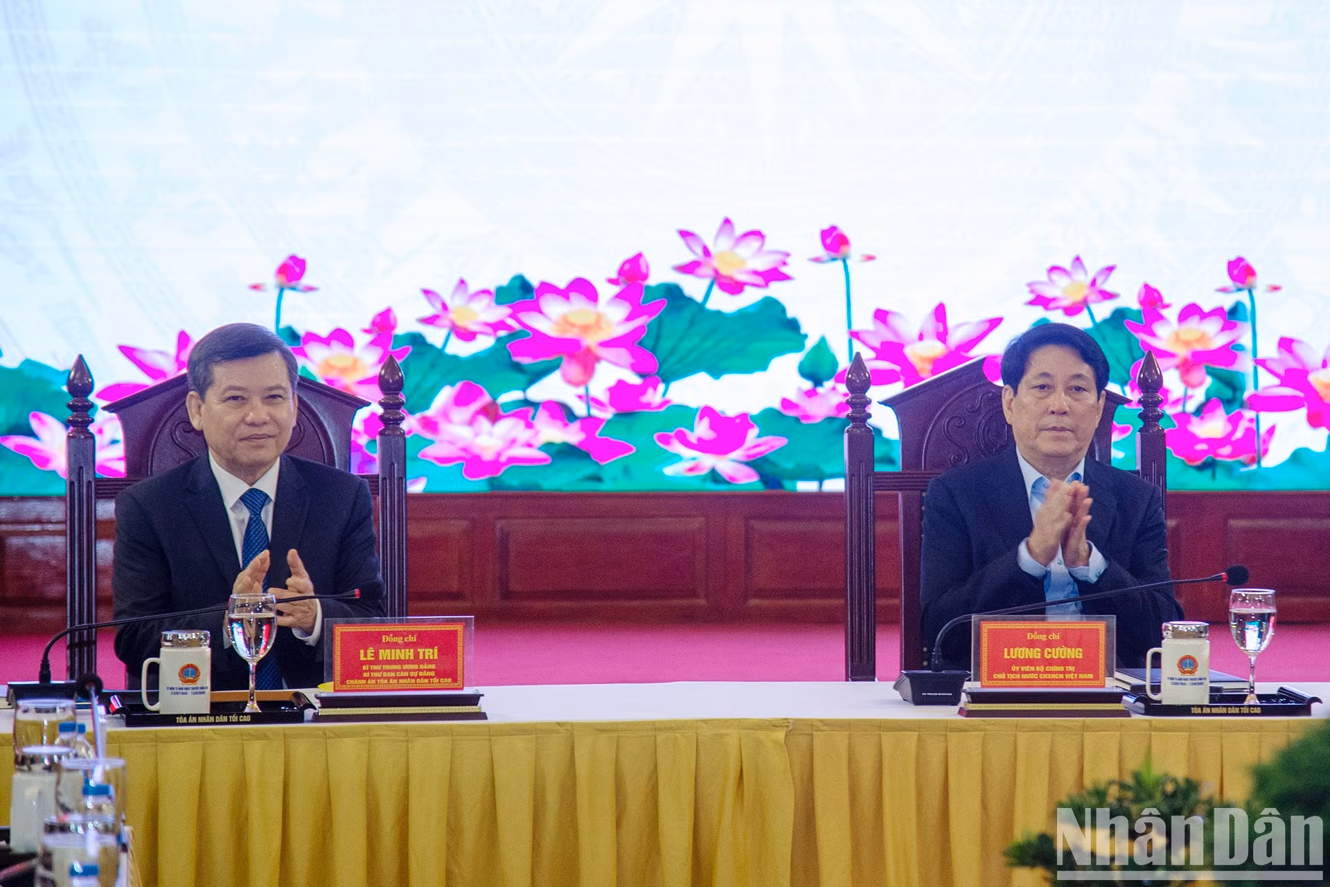 Luong Cuong y Le Minh Tri, presidente del Tribunal Supremo Popular, en el evento.