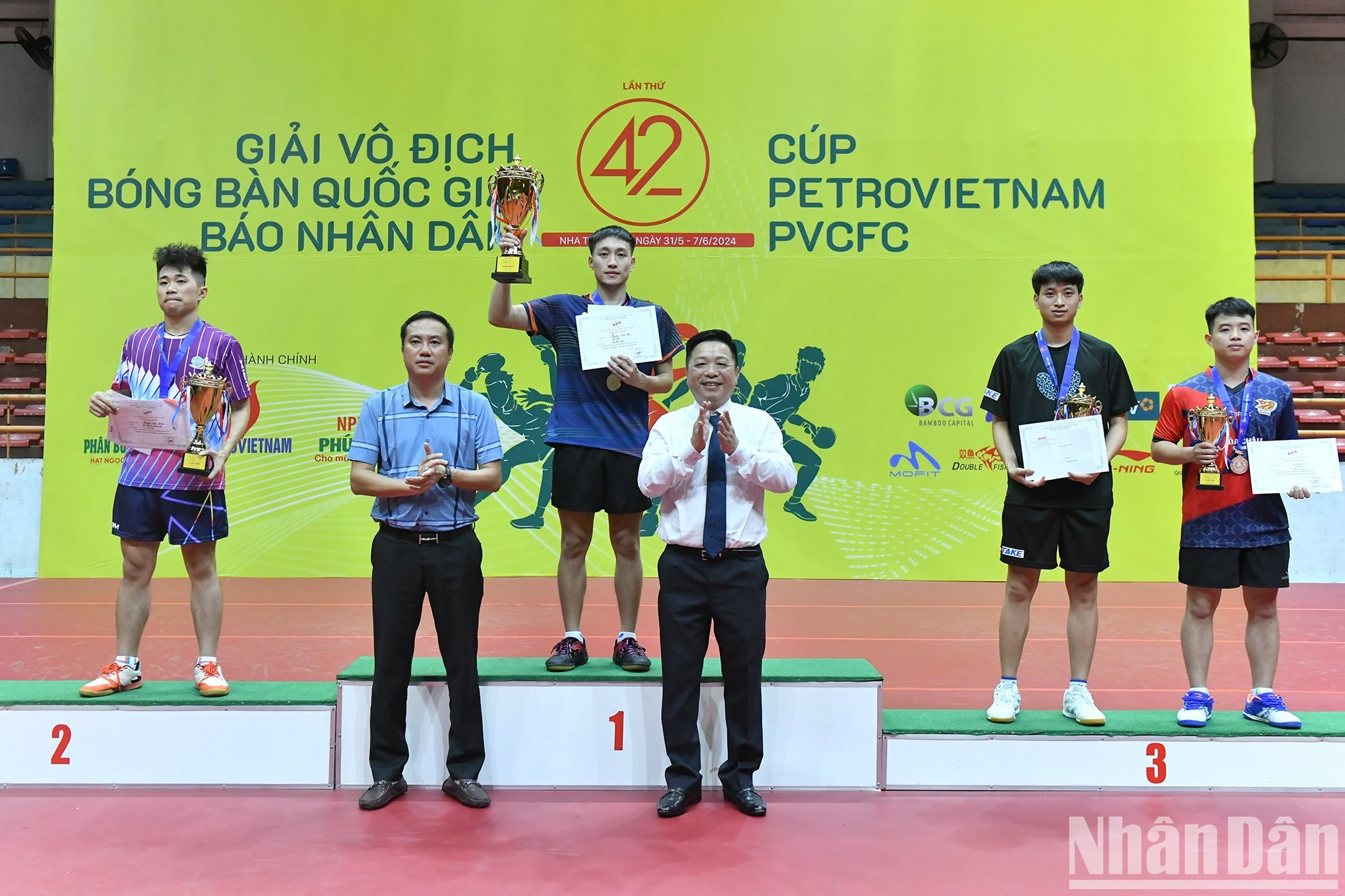 Entregan medallas y trofeos a los ganadores de la clasificación individual masculina. Entregan medallas y trofeos a los ganadores de la clasificación individual masculina.