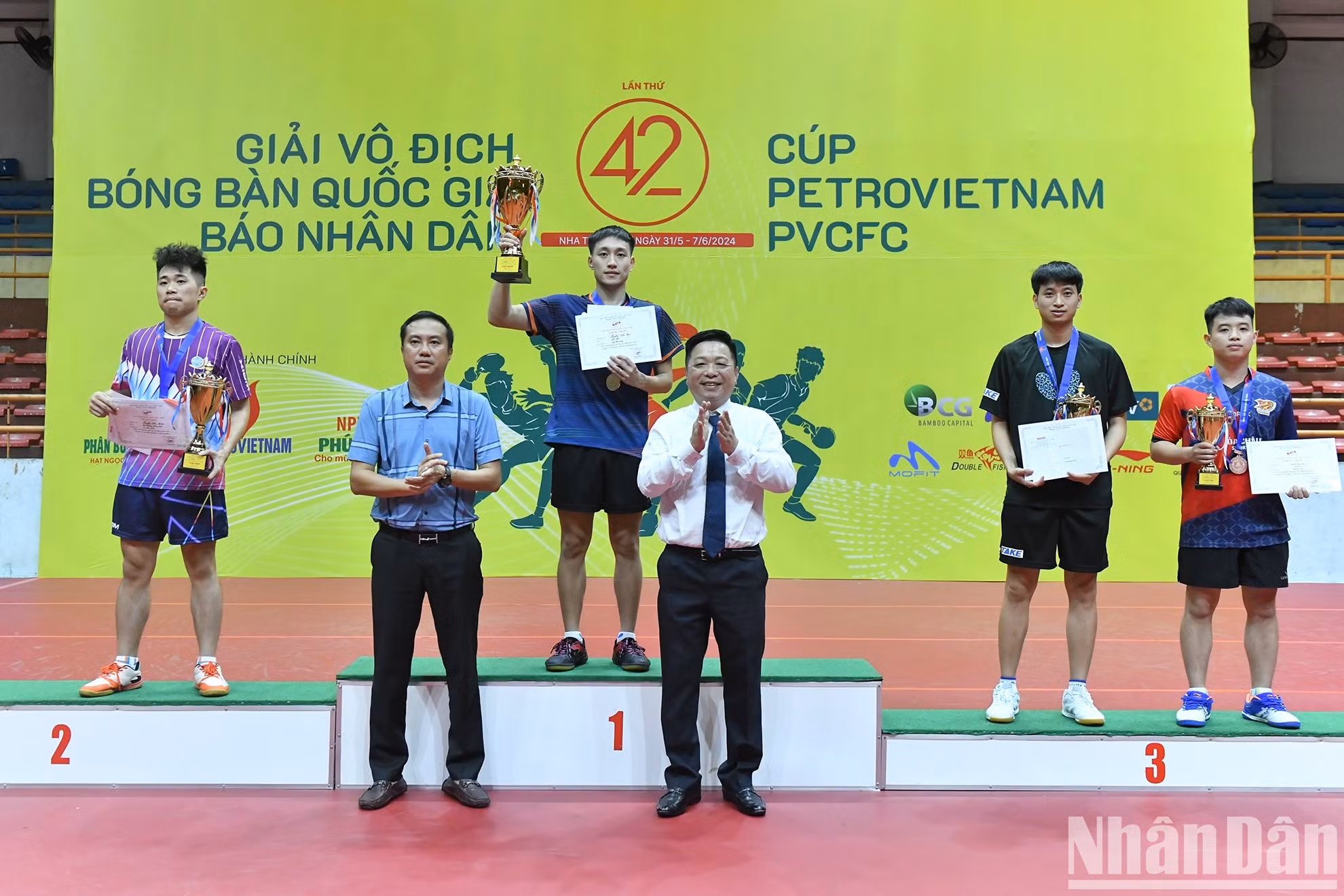 Entregan medallas y trofeos a los ganadores de la clasificación individual masculina.