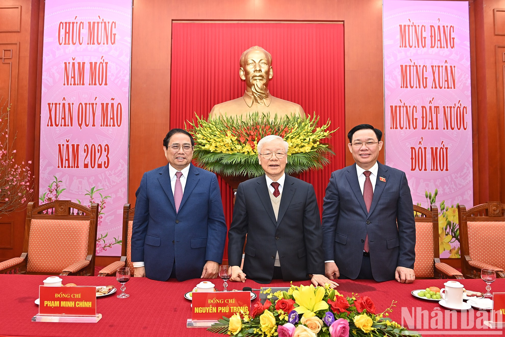 El secretario general del PCV, Nguyen Phu Trong, el primer ministro, Pham Minh Chinh, y el presidente de la Asamblea Nacional, Vuong Dinh Hue, en la cita.