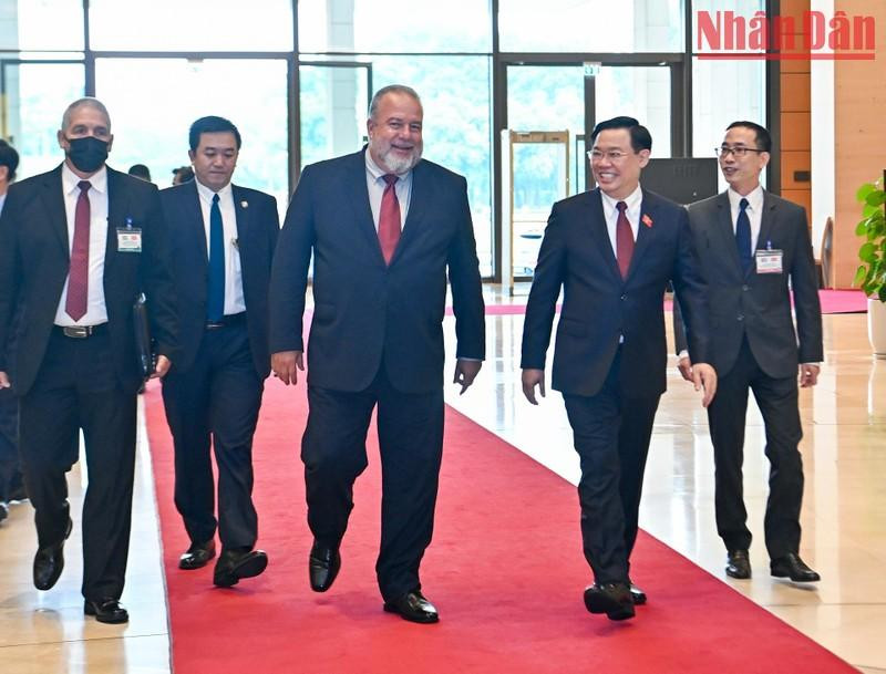 Dinh Hue y Manuel Marrero Cruz en la recepción.