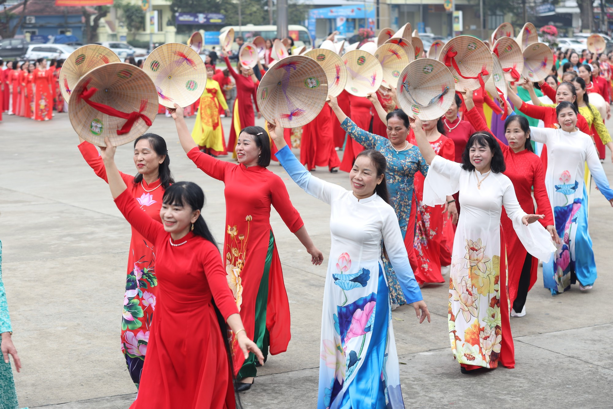 Las participantes, vestidas con ao dai, bailan danzas folclóricas con canciones que ensalzan el amor por la Patria y por el presidente Ho Chi Minh.