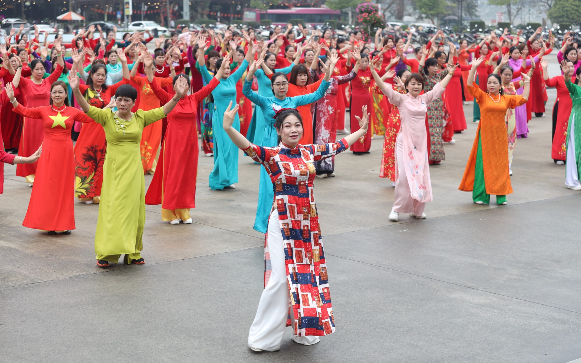 Al mismo tiempo, busca fomentar los movimientos para mejorar la salud y potenciar el intercambio cultural a través de la danza folclórica.